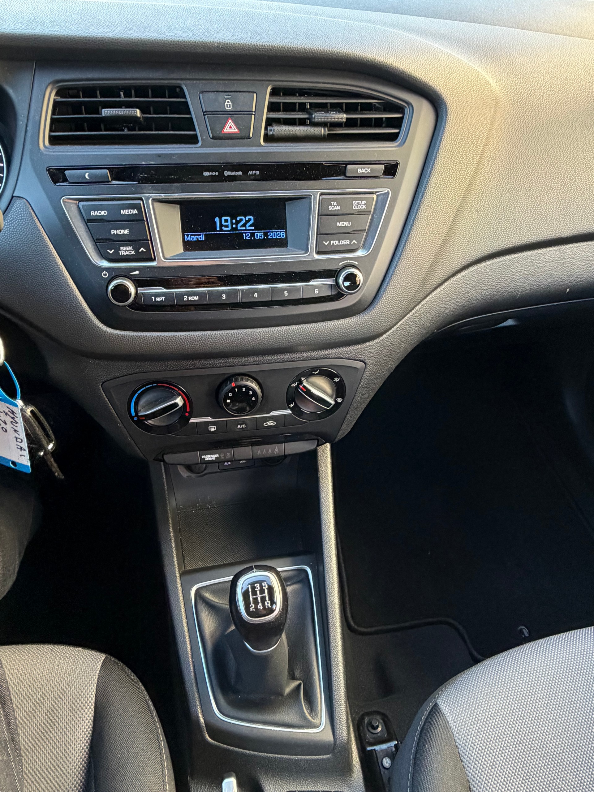 HYUNDAI i20 1.2 Amplia-image-9