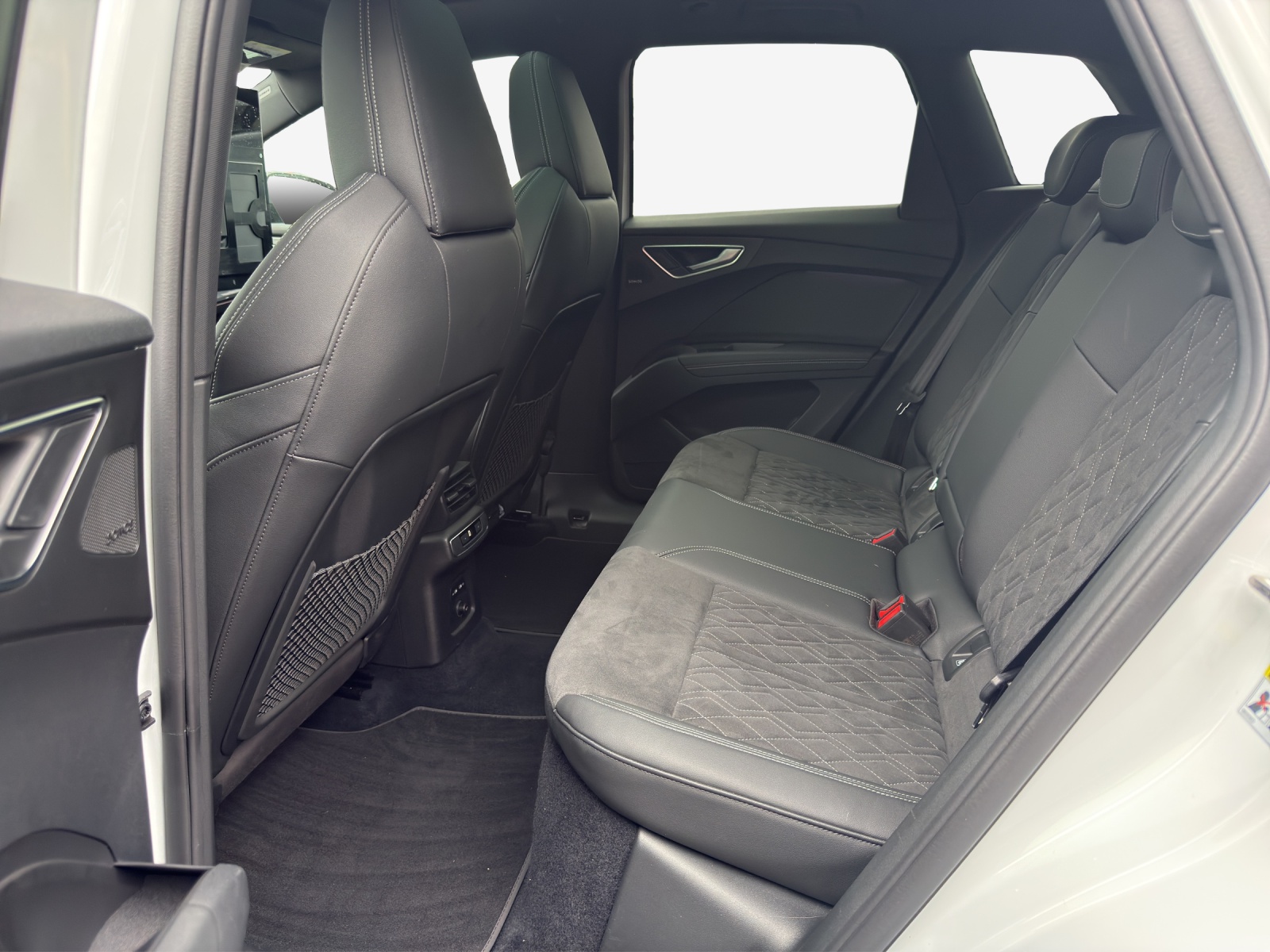 AUDI Q4 e-tron 50 quattro-image-12