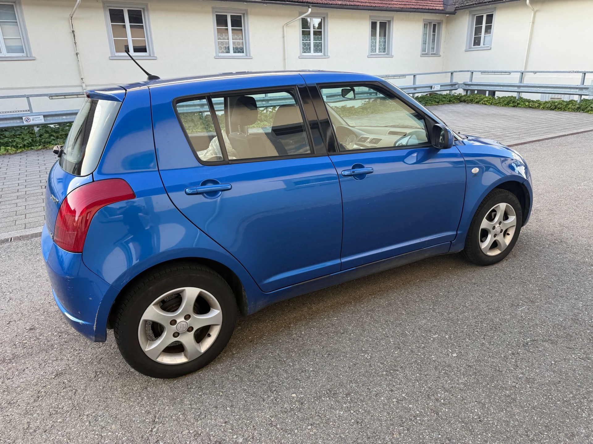 SUZUKI Swift 1.3i 16V GL 4x4-image-4