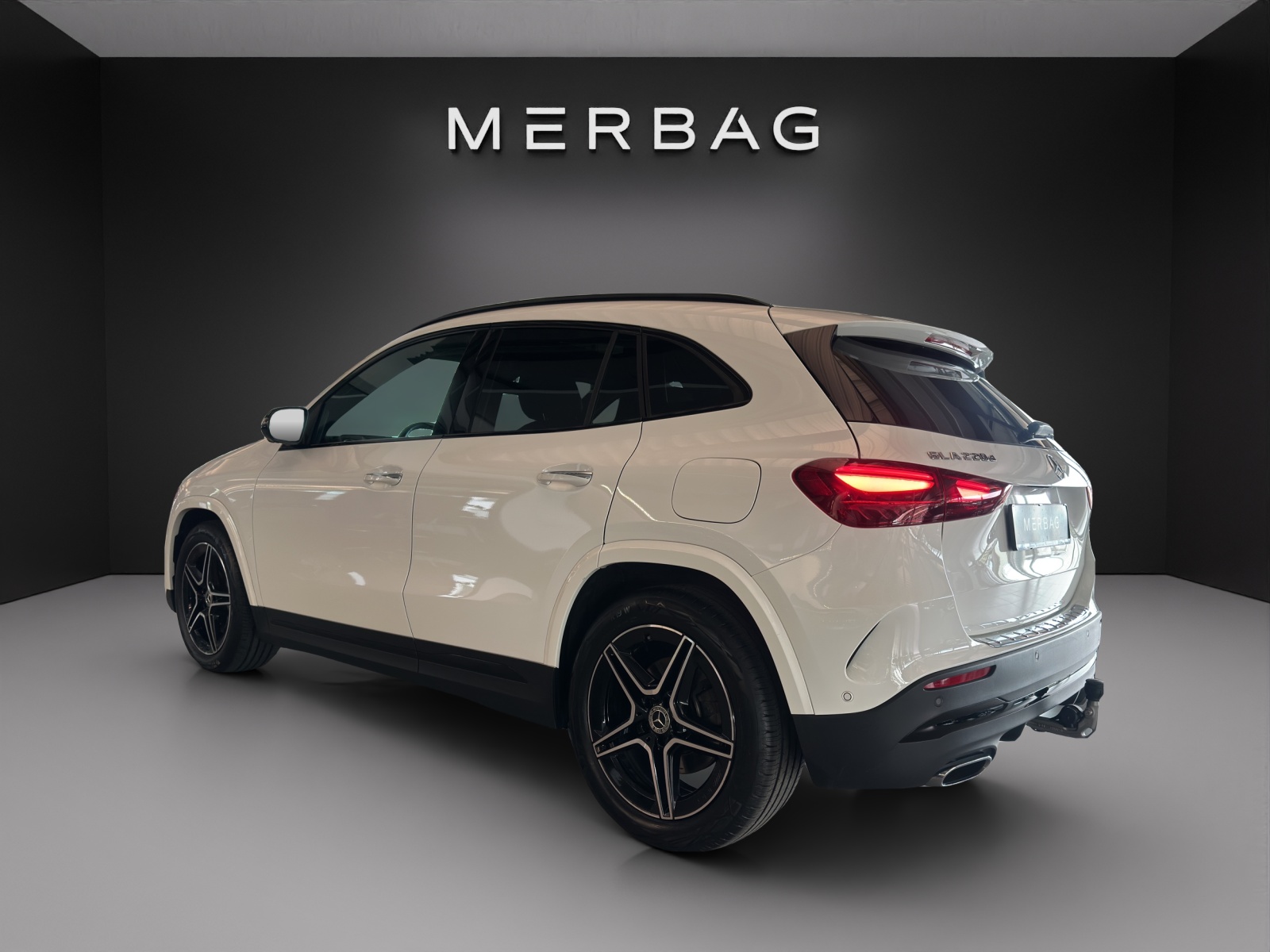 MERCEDES-BENZ GLA 220d 4Matic 8G-DCT-image-3