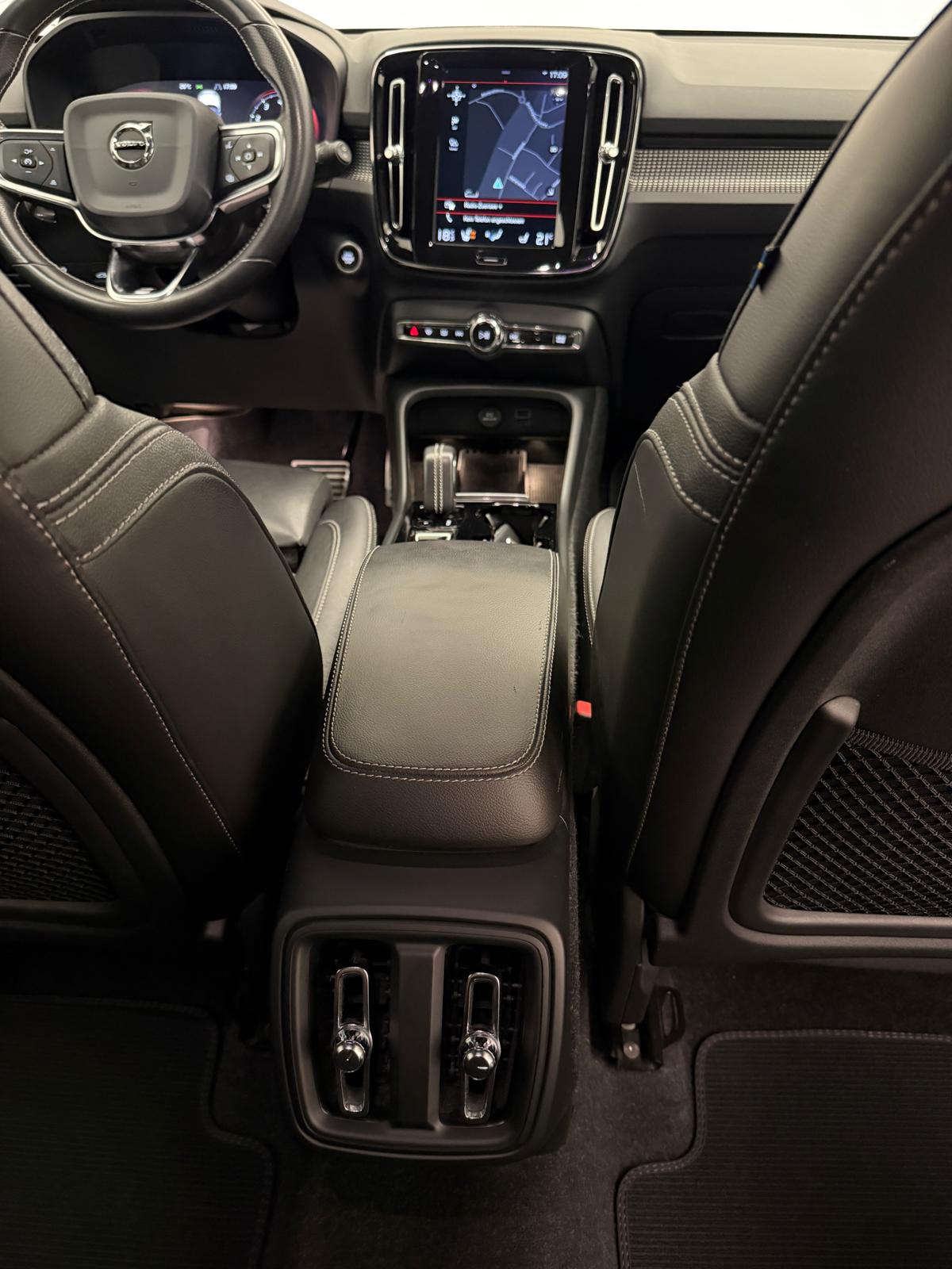 VOLVO XC40 T4 AWD Momentum Geartronic-image-15