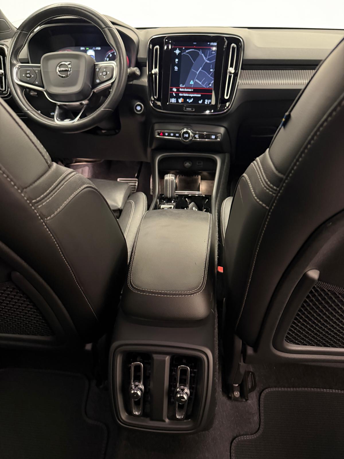 VOLVO XC40 T4 AWD Momentum Geartronic-image-14