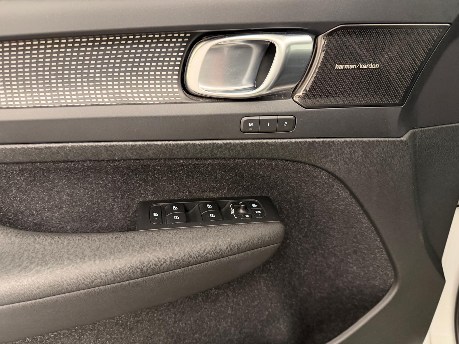 VOLVO XC40 T4 AWD Momentum Geartronic-image-22