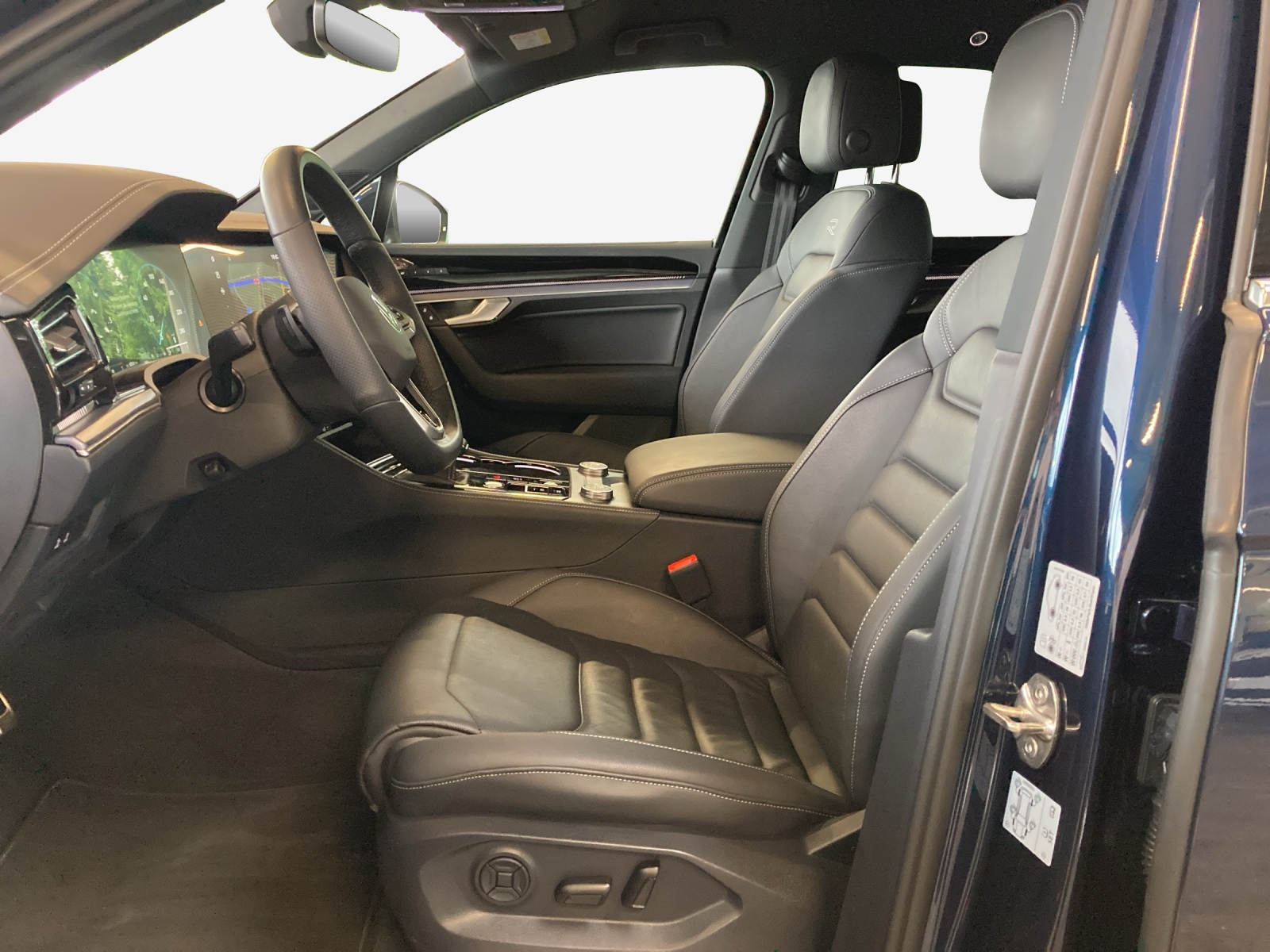 VW Touareg 3.0 TDI R-Line Tiptronic-image-7
