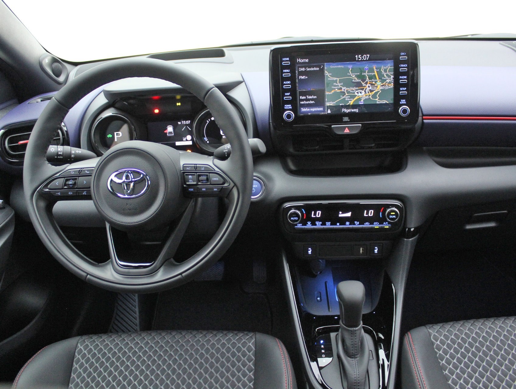 TOYOTA Yaris 1.5 Premiere Edition e-CVT-image-3