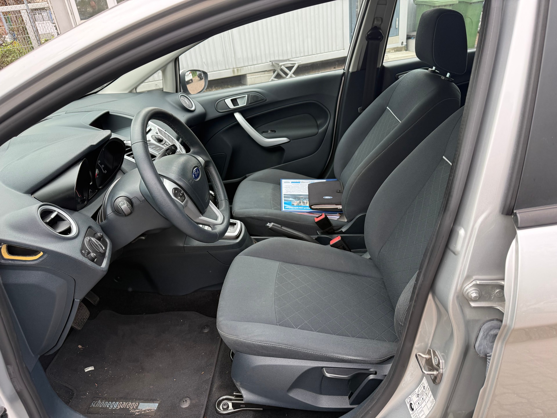 FORD Fiesta 1.4 16V Trend+ Automatic-image-10