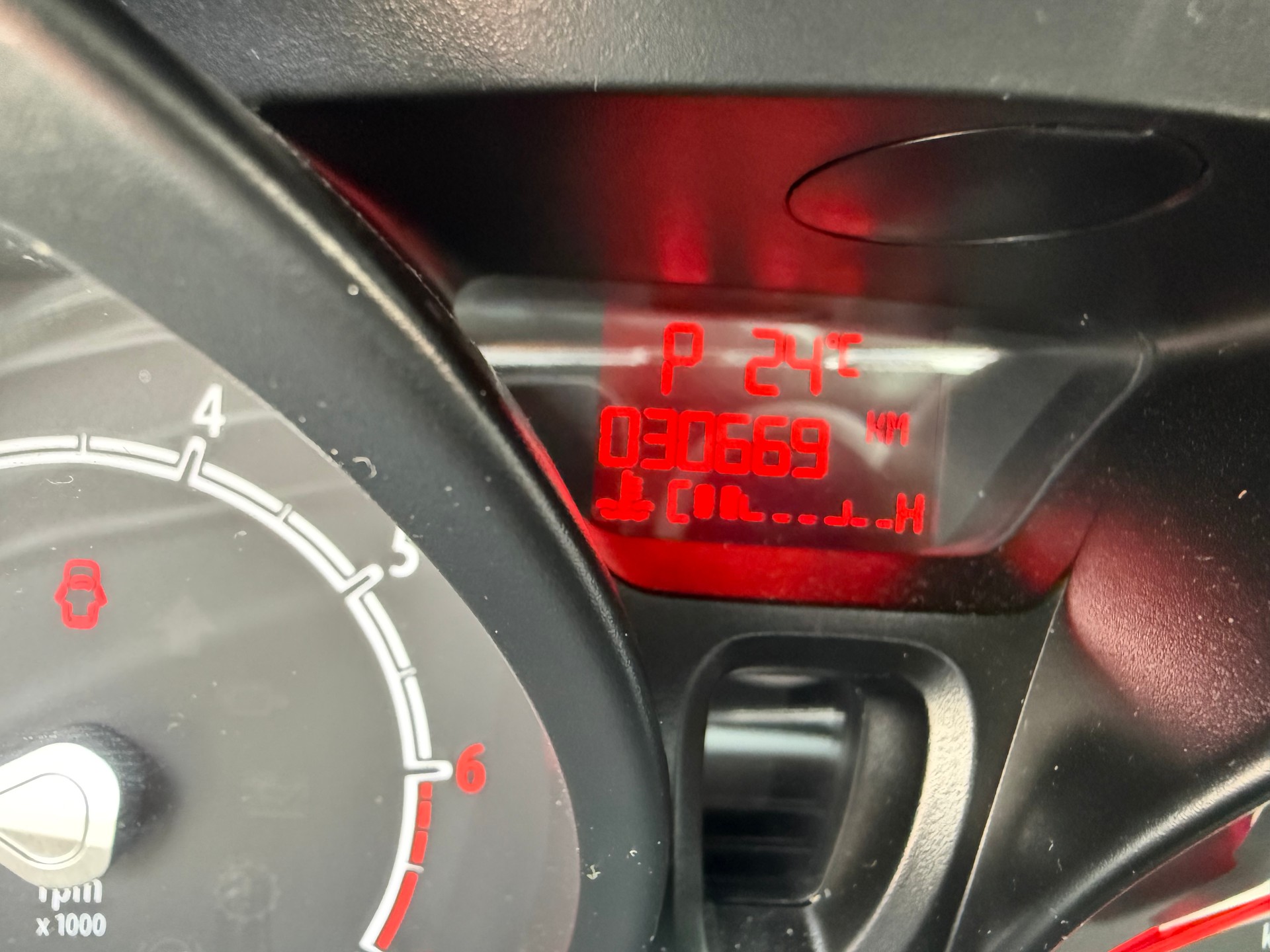 FORD Fiesta 1.4 16V Trend+ Automatic-image-12