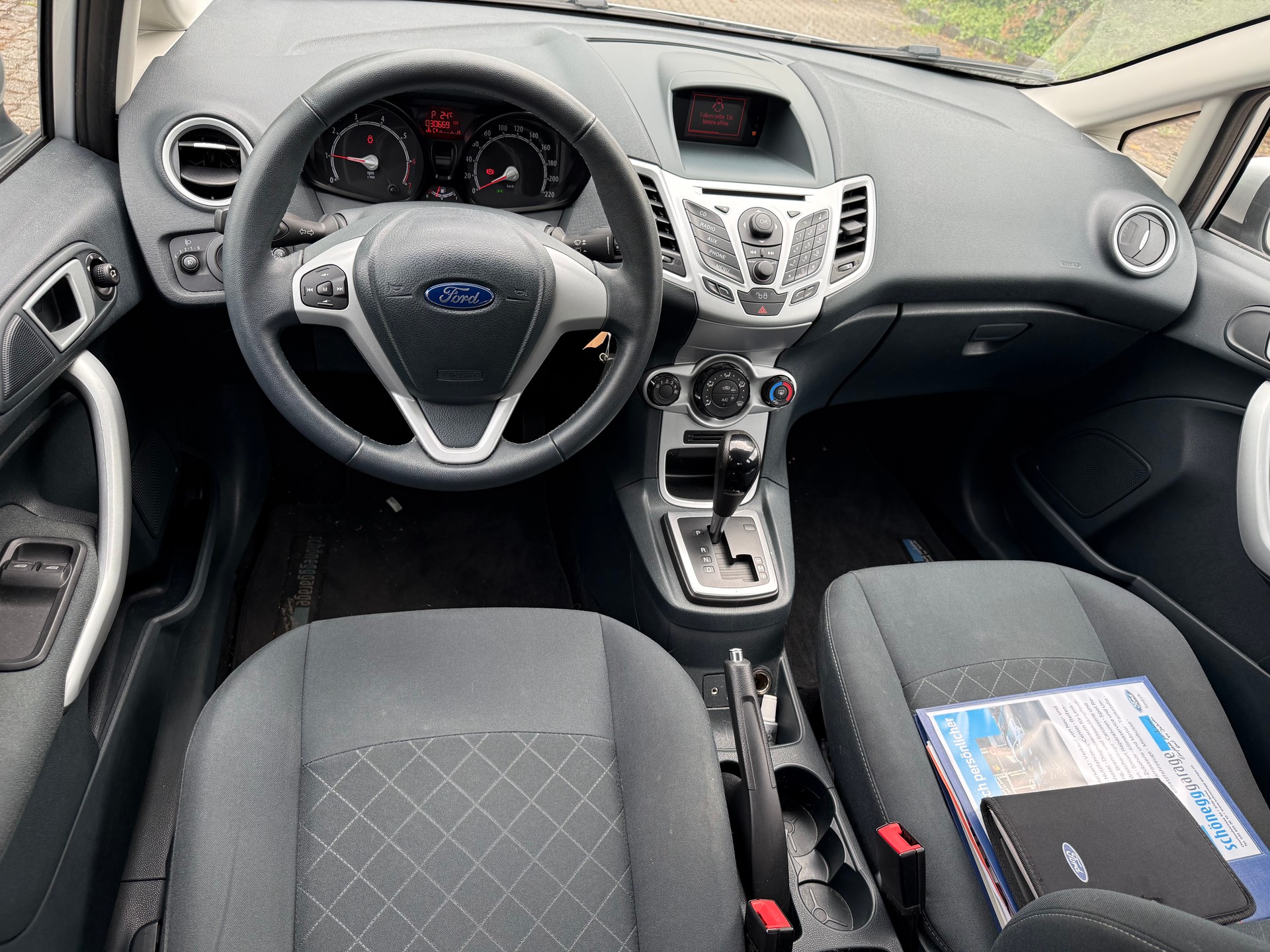 FORD Fiesta 1.4 16V Trend+ Automatic-image-9