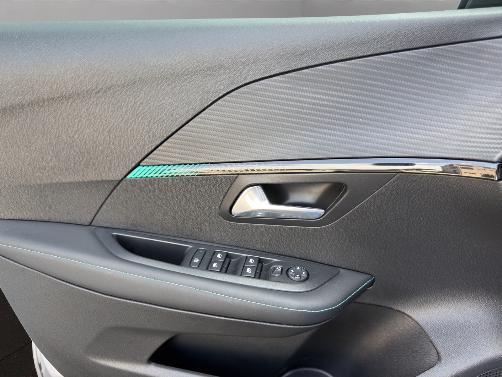 PEUGEOT 208 1.2 PureTech Allure EAT8-image-10