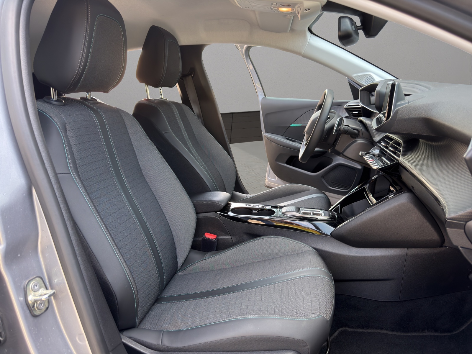 PEUGEOT 208 1.2 PureTech Allure EAT8-image-15