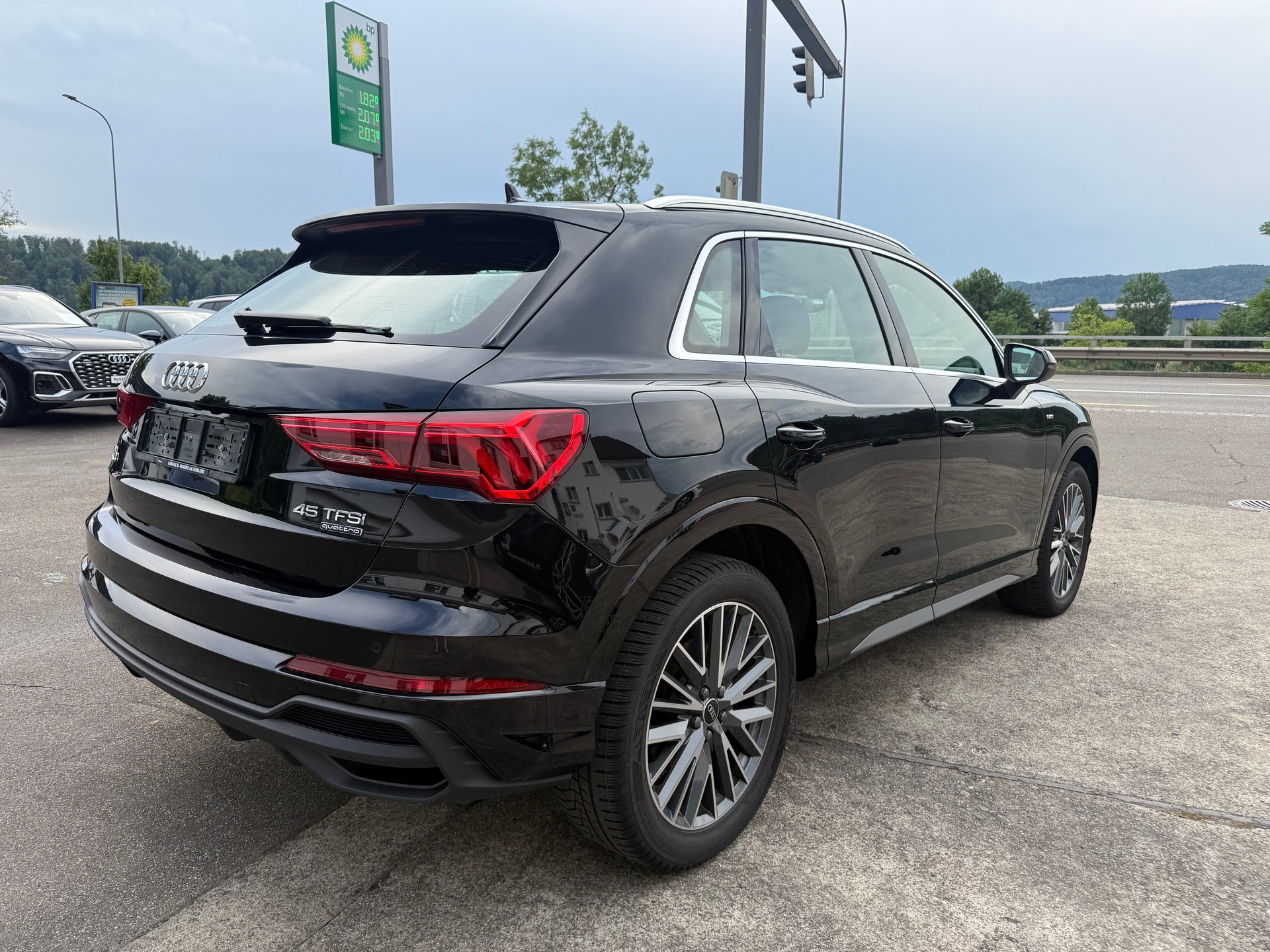 AUDI Q3 45 TFSI S line quattro S-tronic-image-4