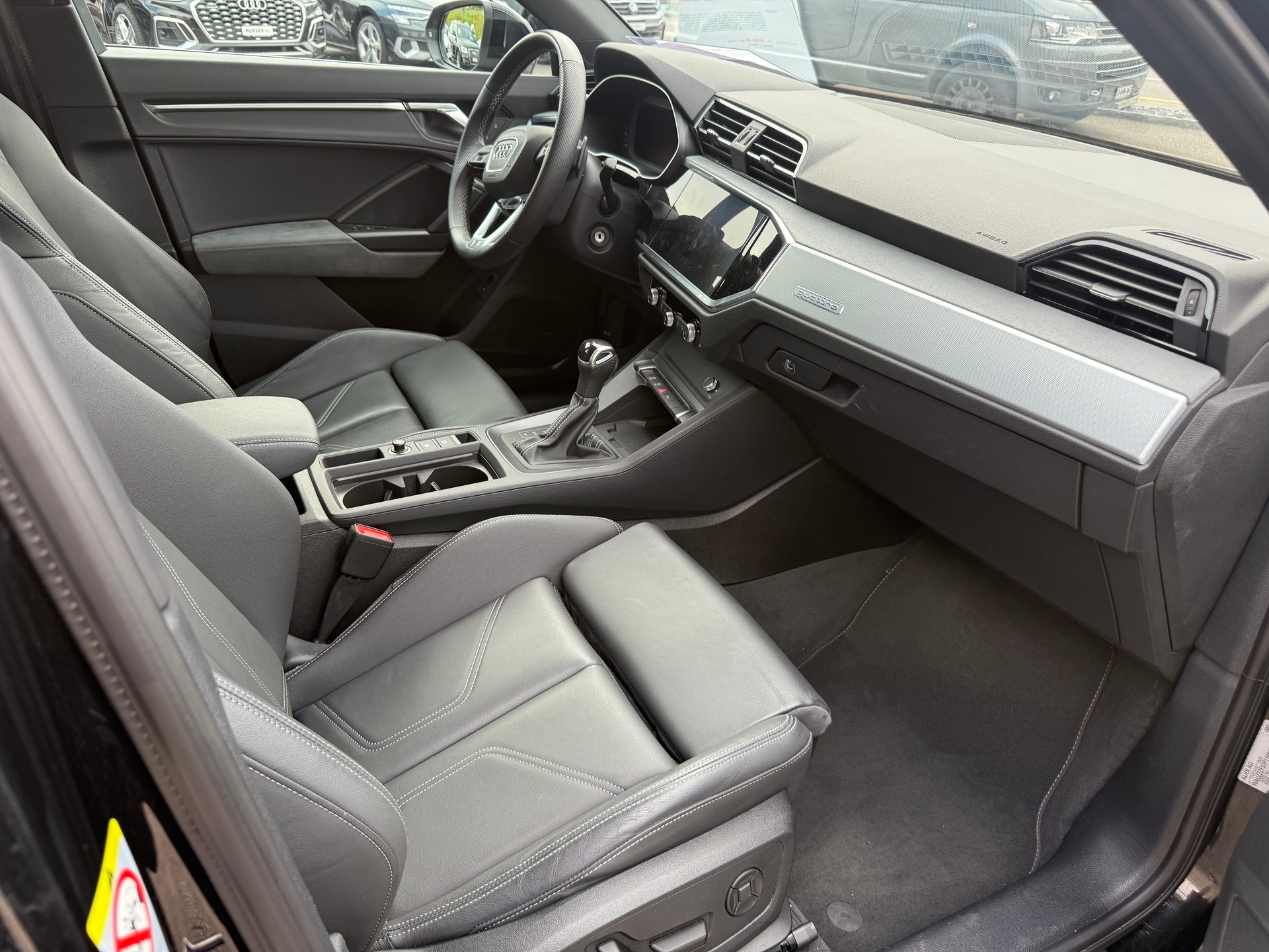 AUDI Q3 45 TFSI S line quattro S-tronic-image-13