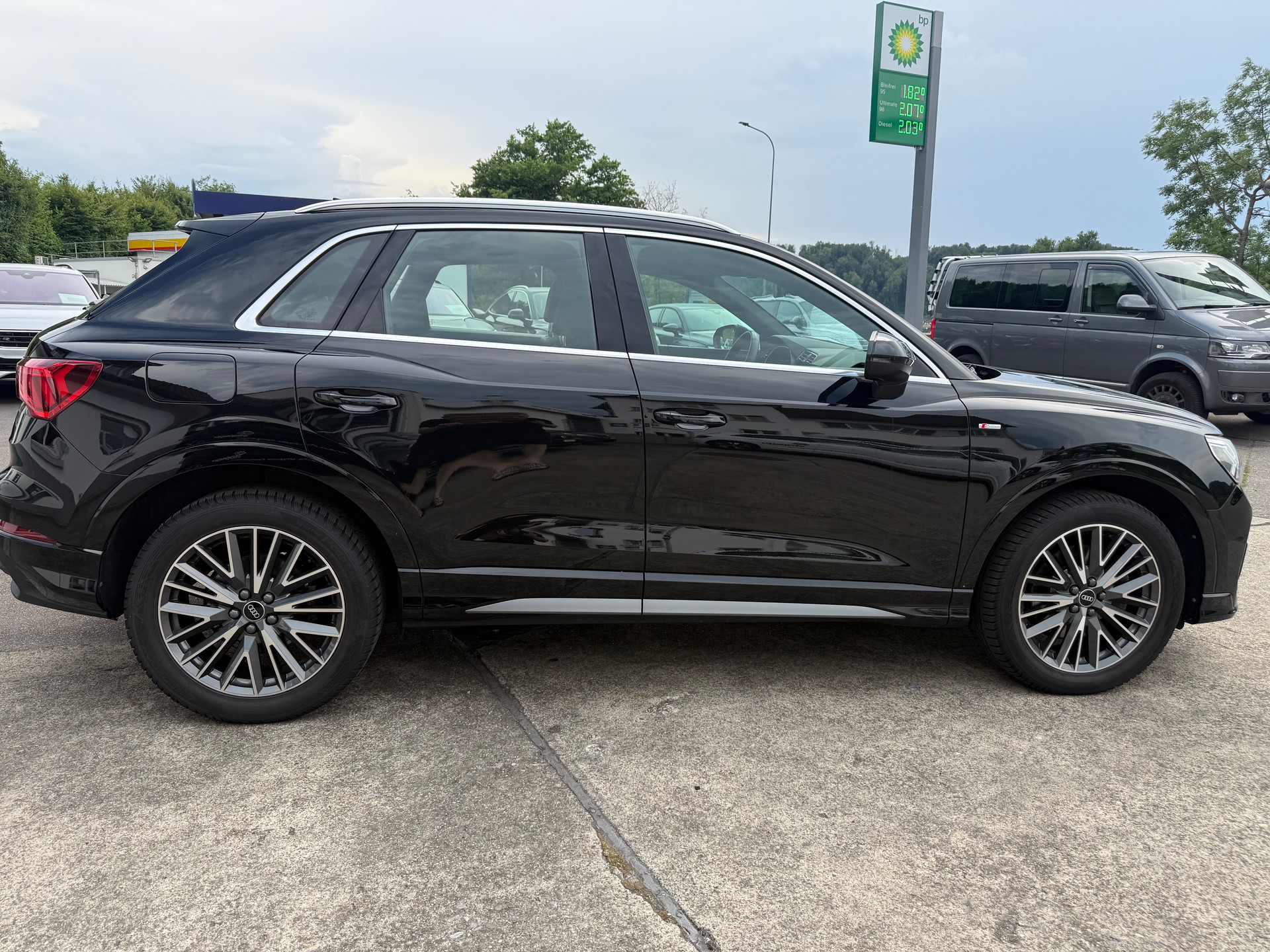 AUDI Q3 45 TFSI S line quattro S-tronic-image-3