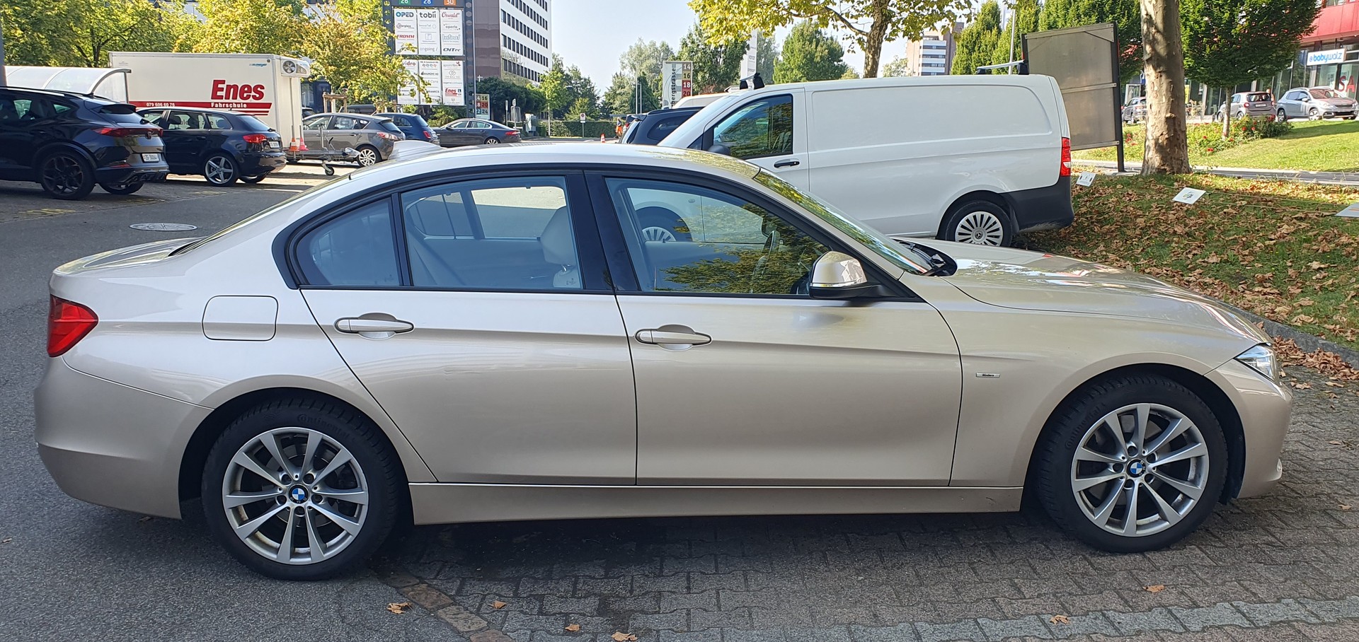 BMW 328i xDrive-image-3