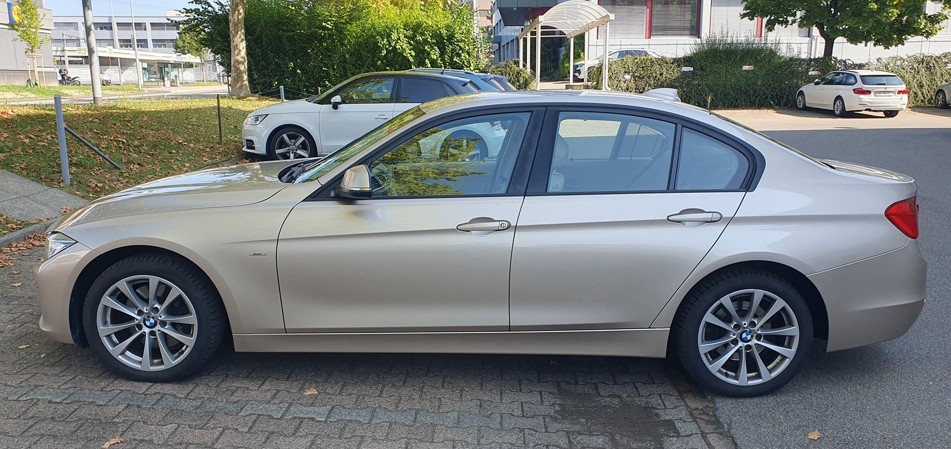 BMW 328i xDrive-image-0