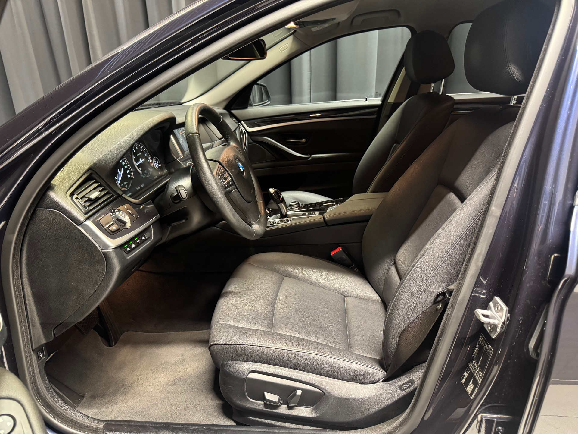 BMW 520i Steptronic (22)-image-6