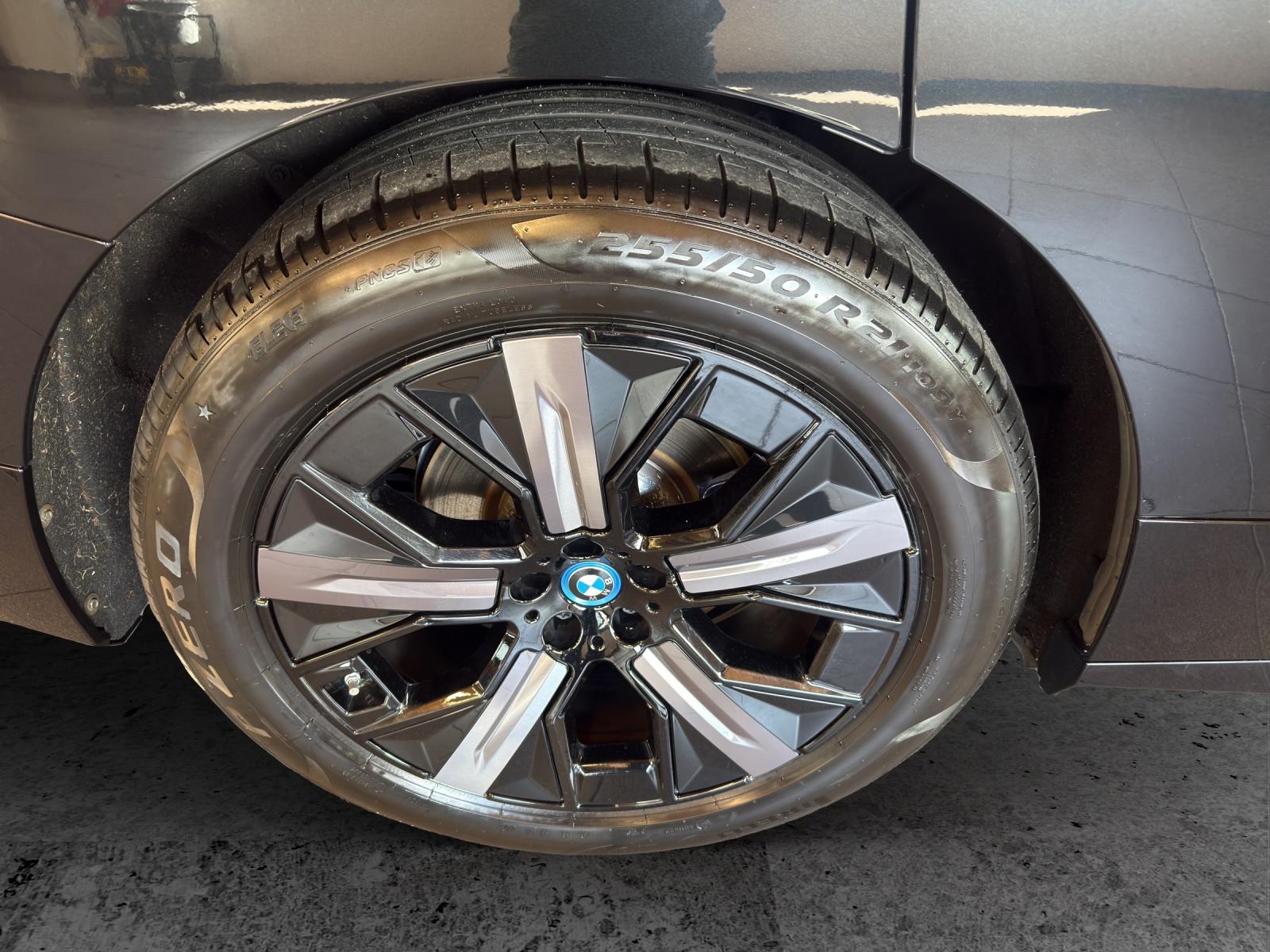 BMW iX M60-image-9