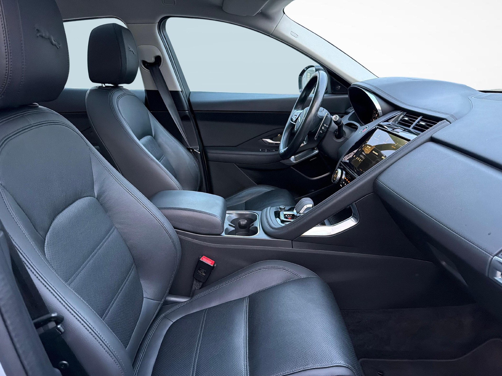 JAGUAR E-Pace 2.0 I4 200 SE AWD mit Panoramadach-image-9