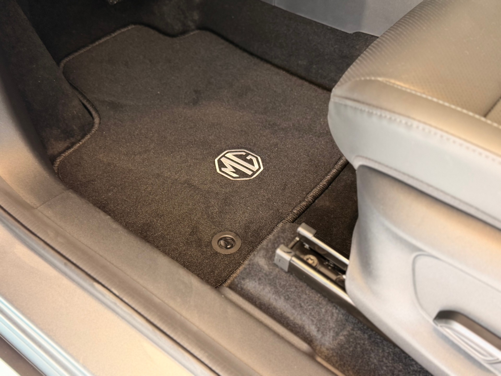 MG ZS 1.5 HEV Luxury-image-16
