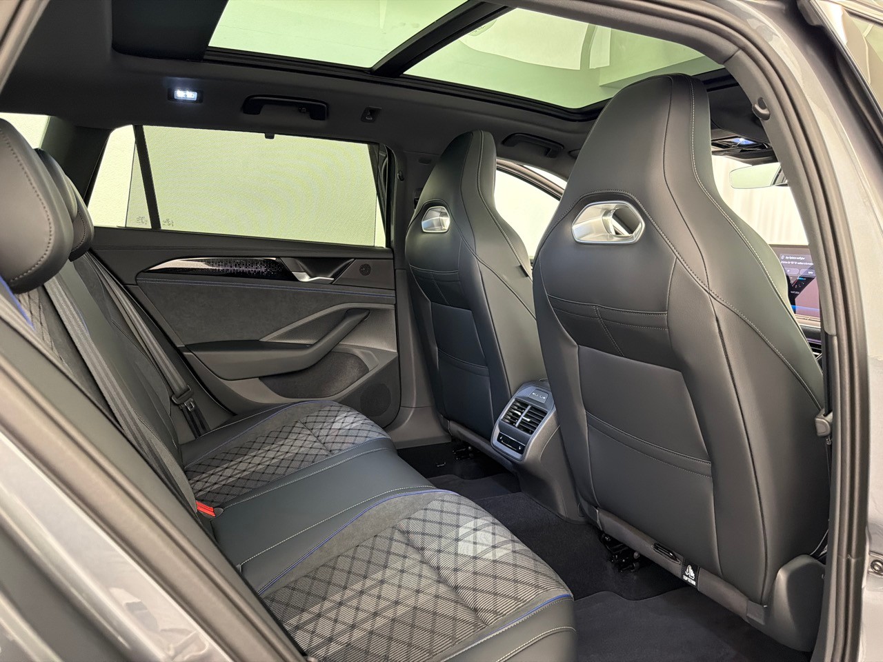 VW Passat 1.5TSI PHEV R-Line-image-9