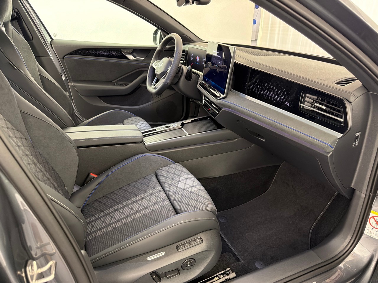 VW Passat 1.5TSI PHEV R-Line-image-11