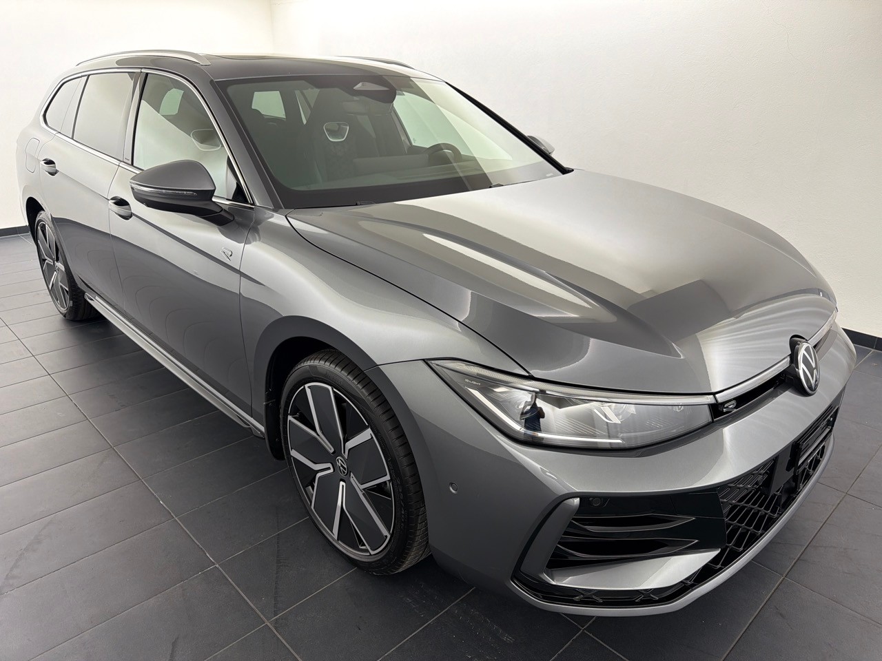 VW Passat 1.5TSI PHEV R-Line-image-3
