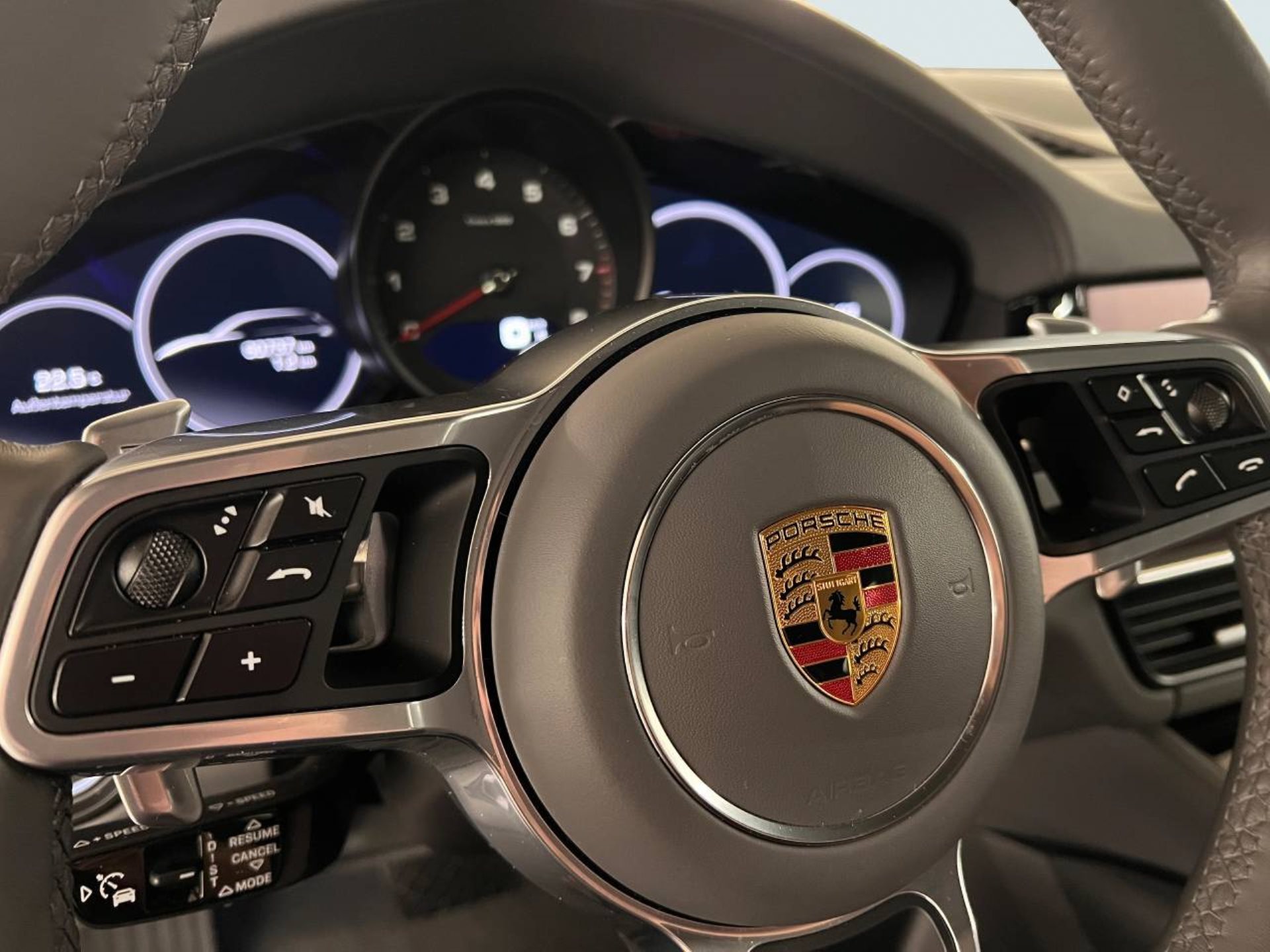 PORSCHE Cayenne-image-16