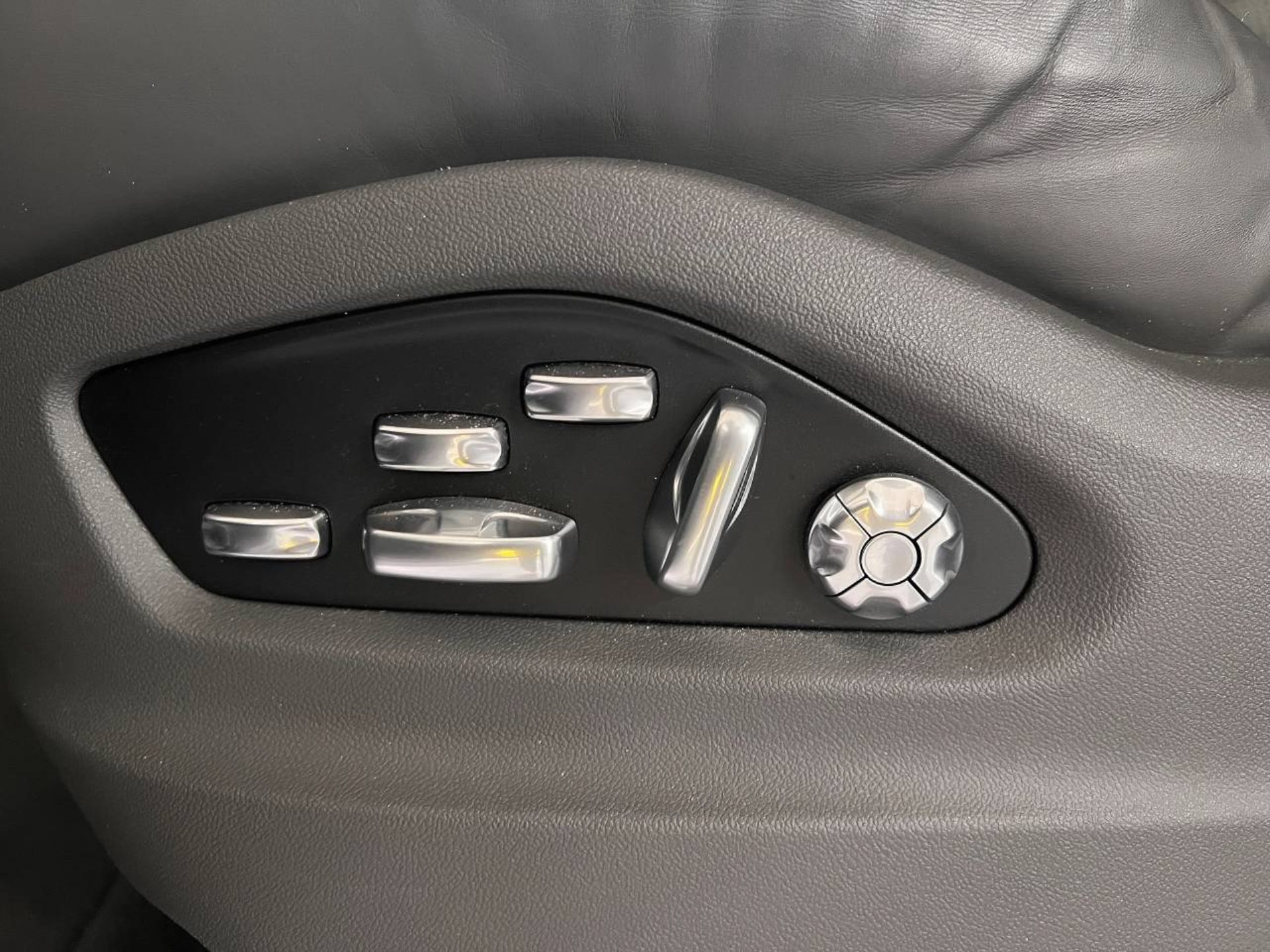 PORSCHE Cayenne-image-21
