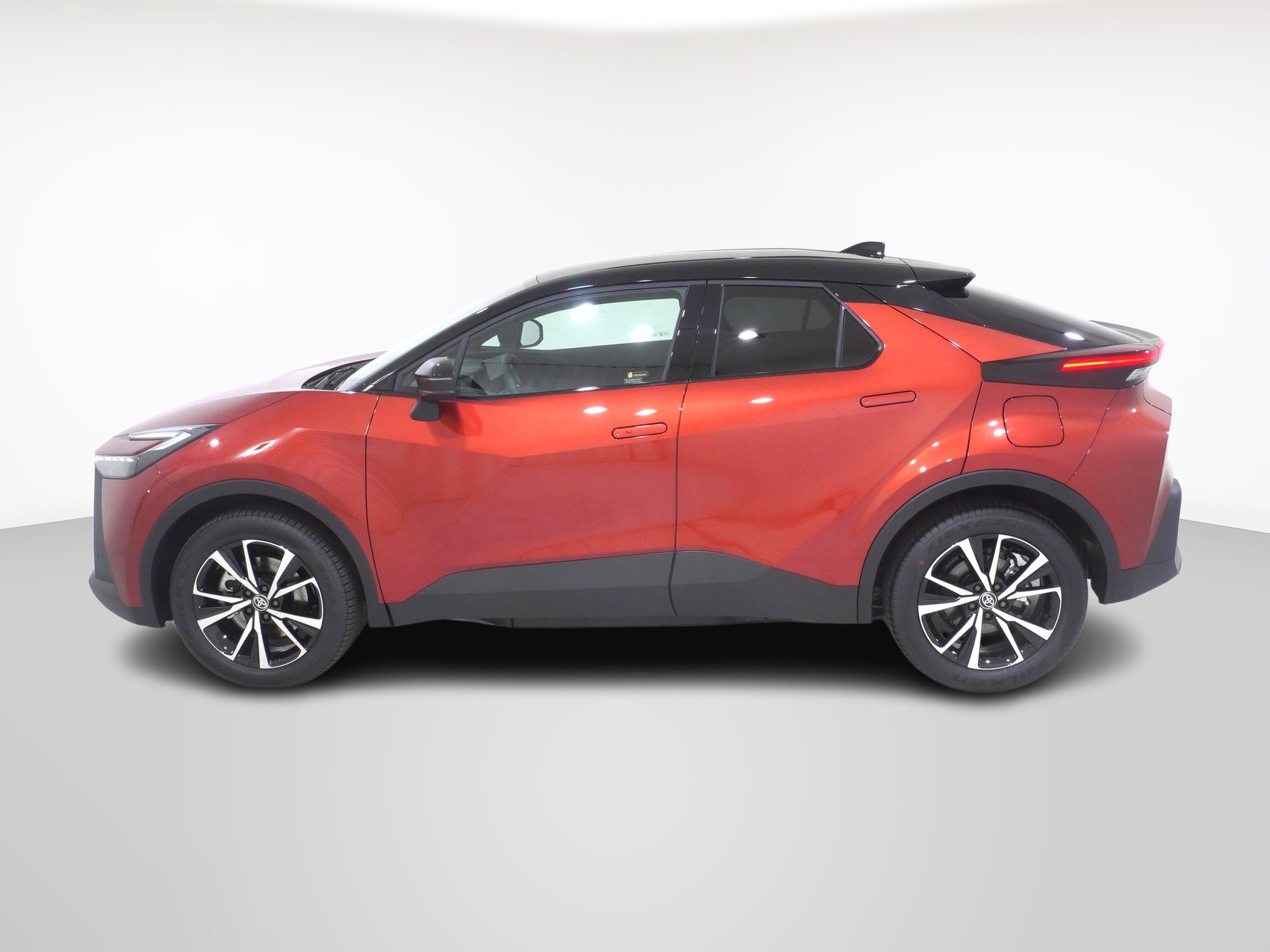 TOYOTA C-HR 2.0 PHEV Swiss Edition ** inkl. 8-Fach Bereifung **-image-1