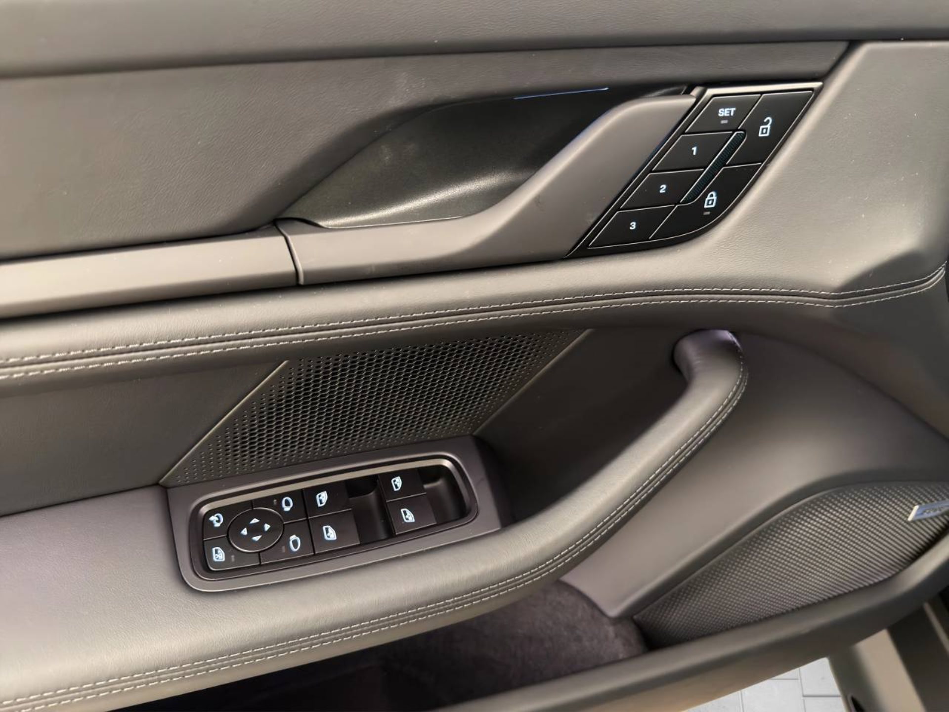 PORSCHE Taycan 4S Sport Turismo Black Edition-image-19