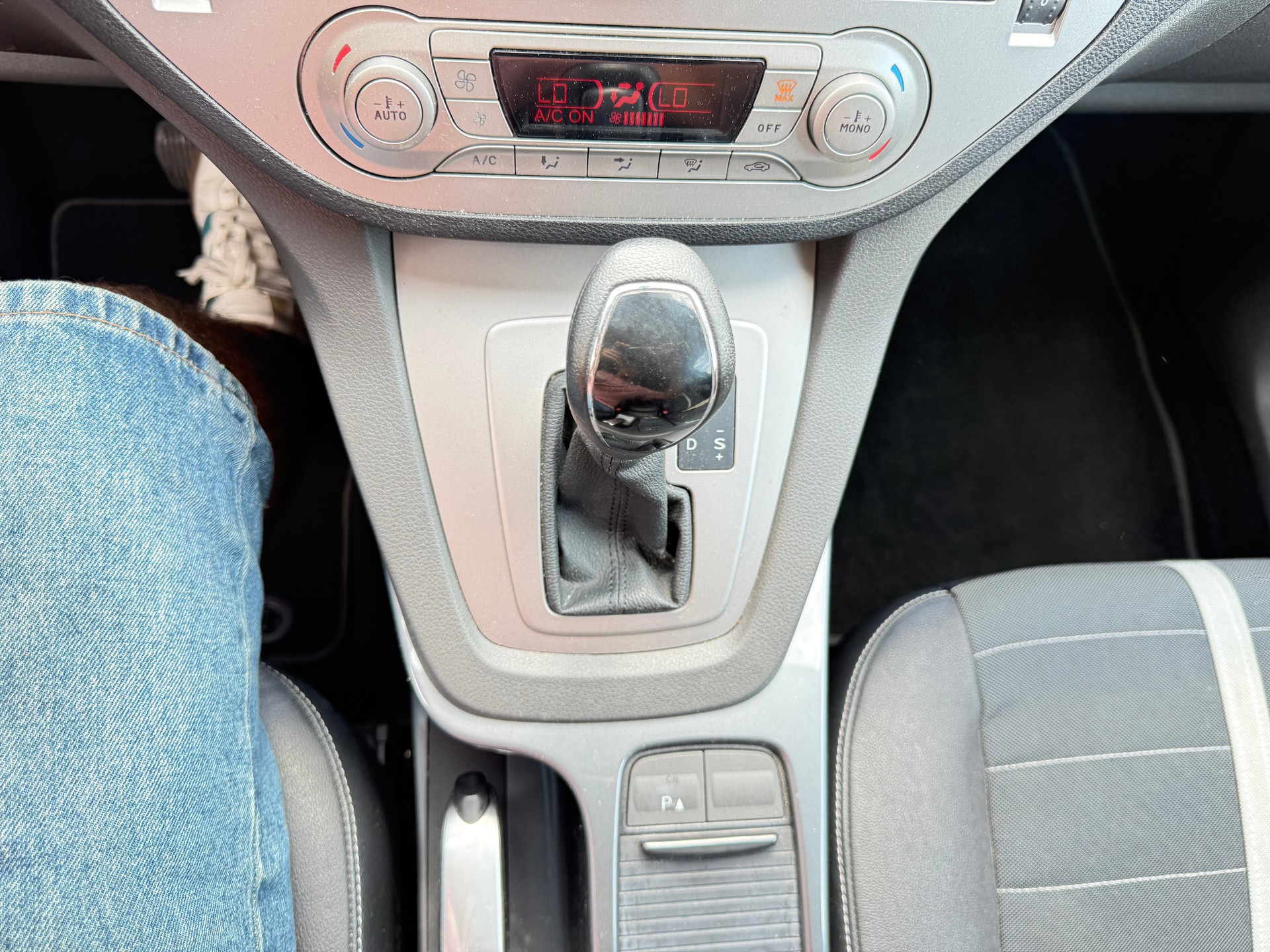 FORD Kuga 2.0 TDCi Titanium 4WD PowerShift-image-9