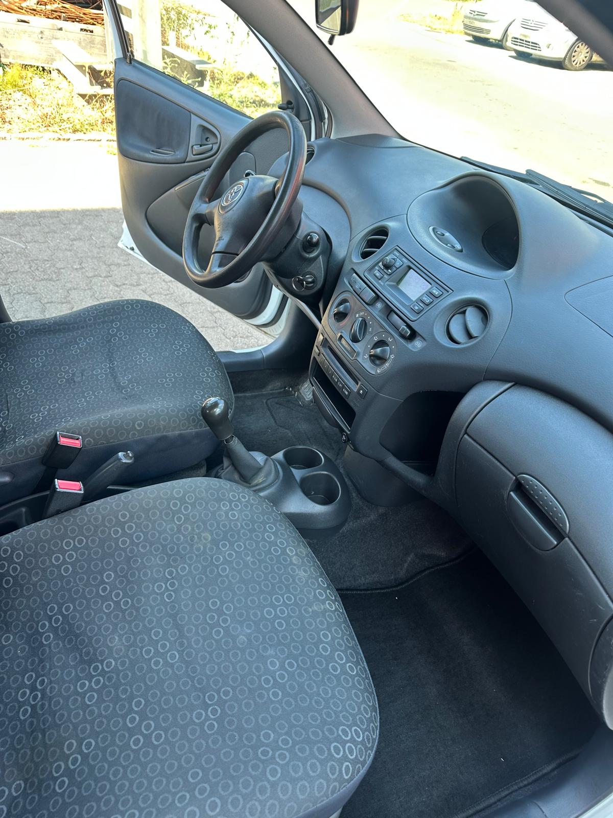 TOYOTA Yaris 1.0 Linea Luna-image-11