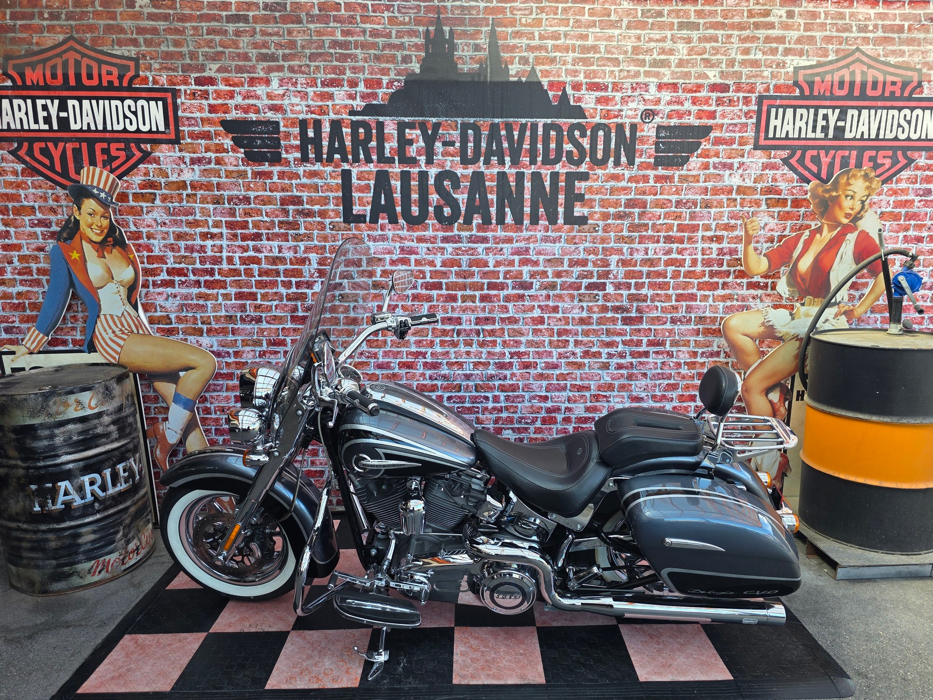 HARLEY-DAVIDSON FLSTNSE Softail Deluxe ABS CVO-showroom-element-1