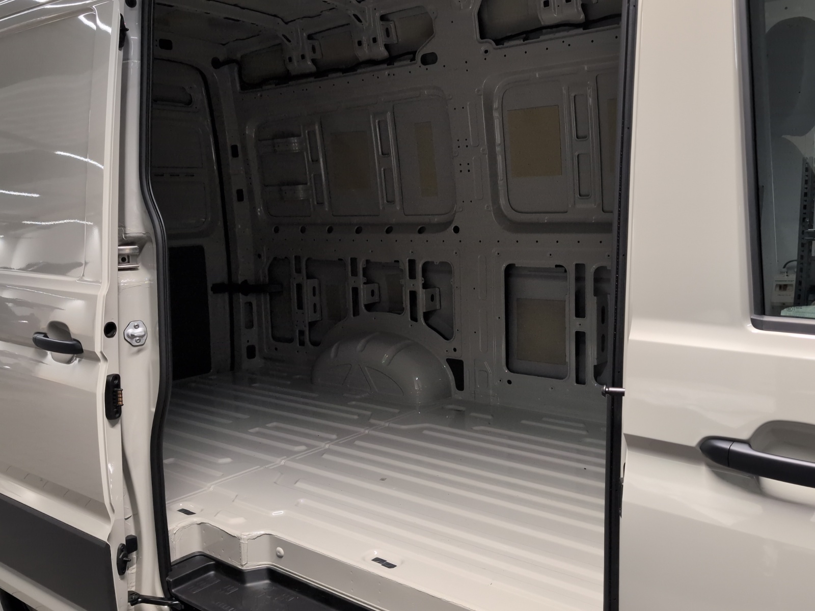 VW Crafter 35 2.0 BiTDI L3 4Motion A-image-7