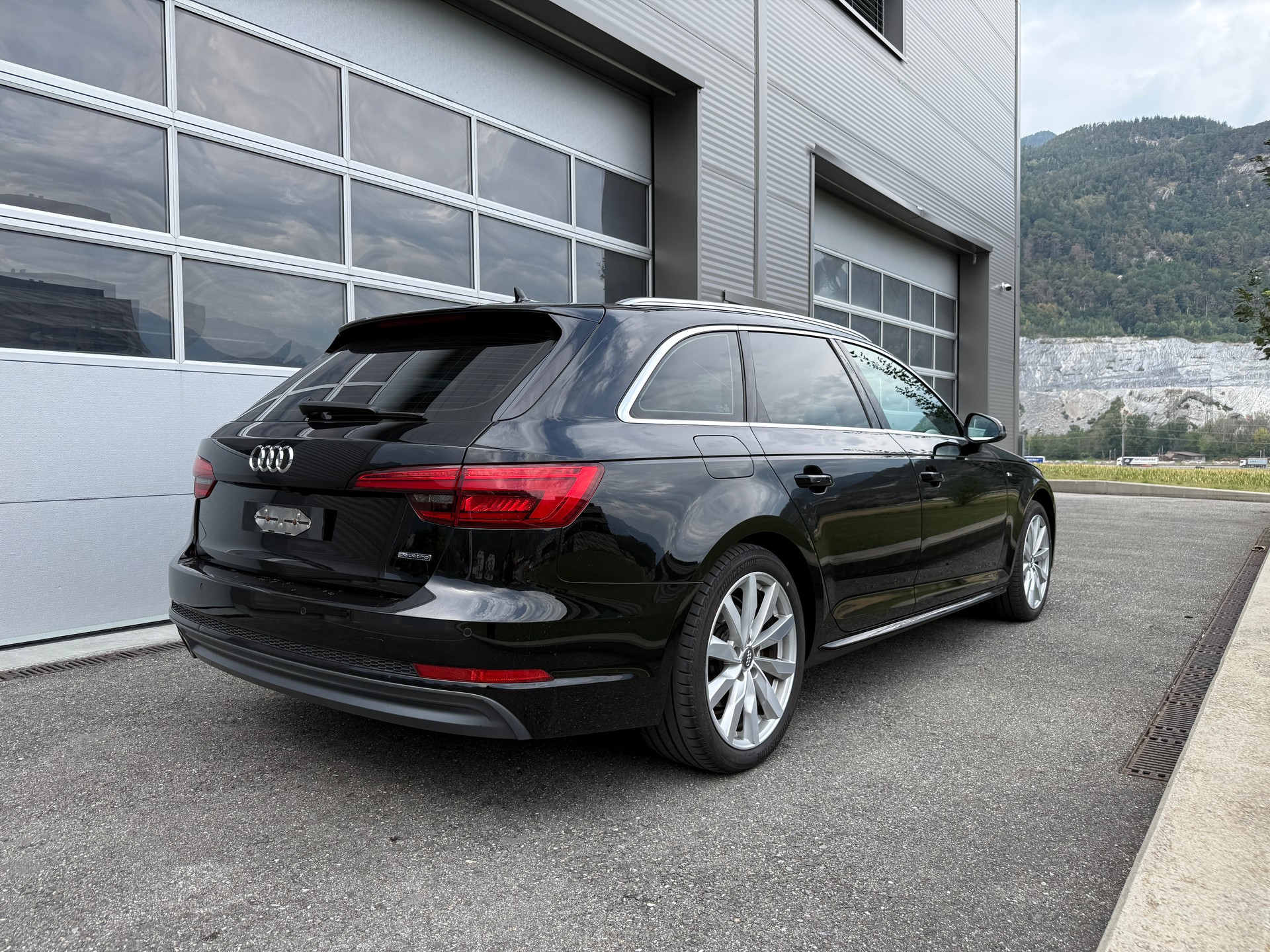 AUDI A4 Avant 3.0 TDI Design quattro S-tronic-image-2
