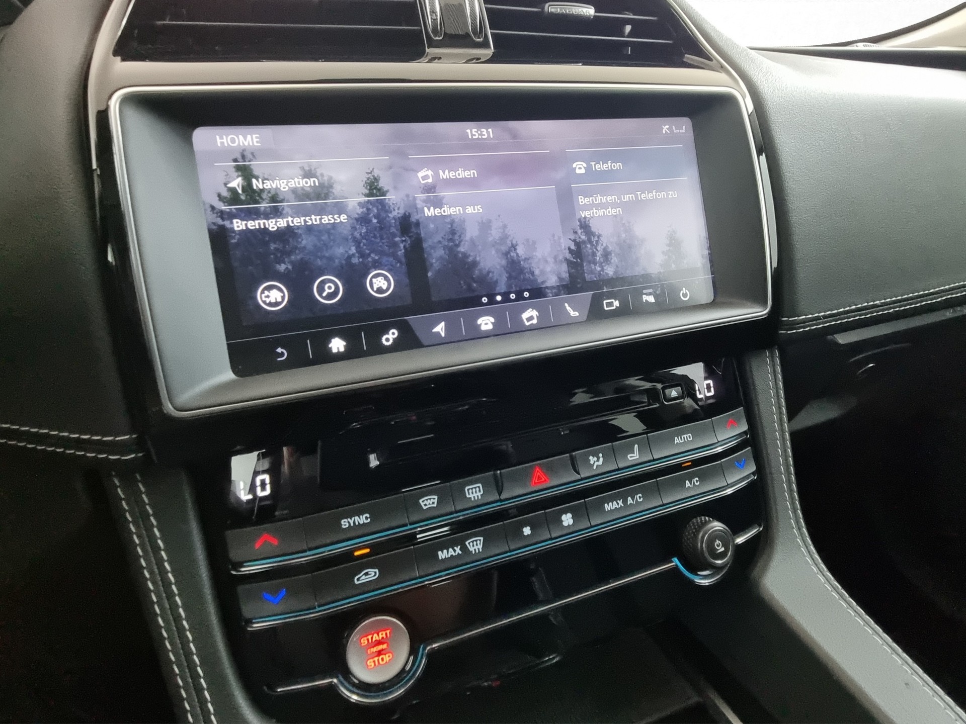 JAGUAR F-Pace 2.0 T 250 R-Sport AWD-image-13