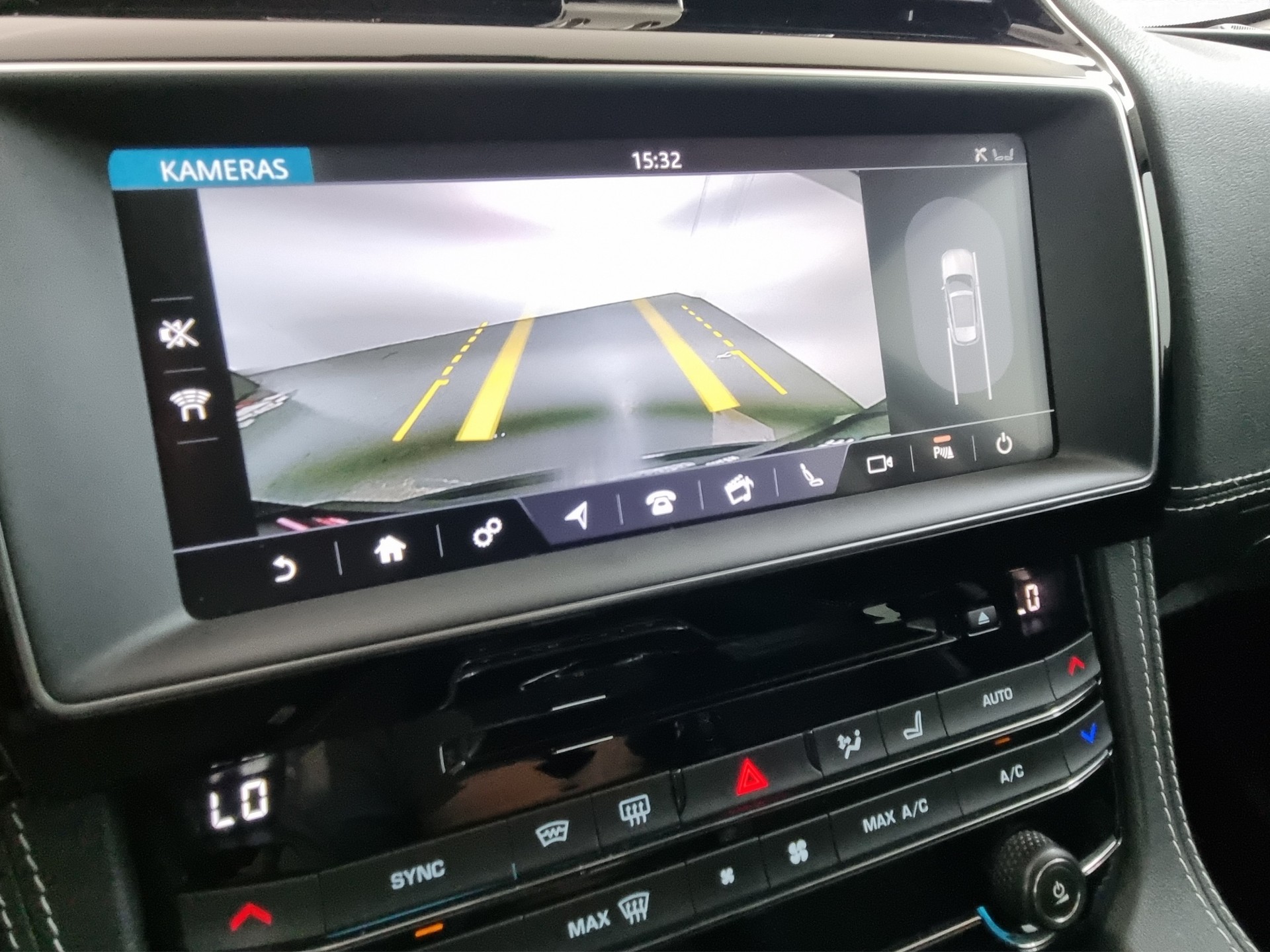 JAGUAR F-Pace 2.0 T 250 R-Sport AWD-image-13