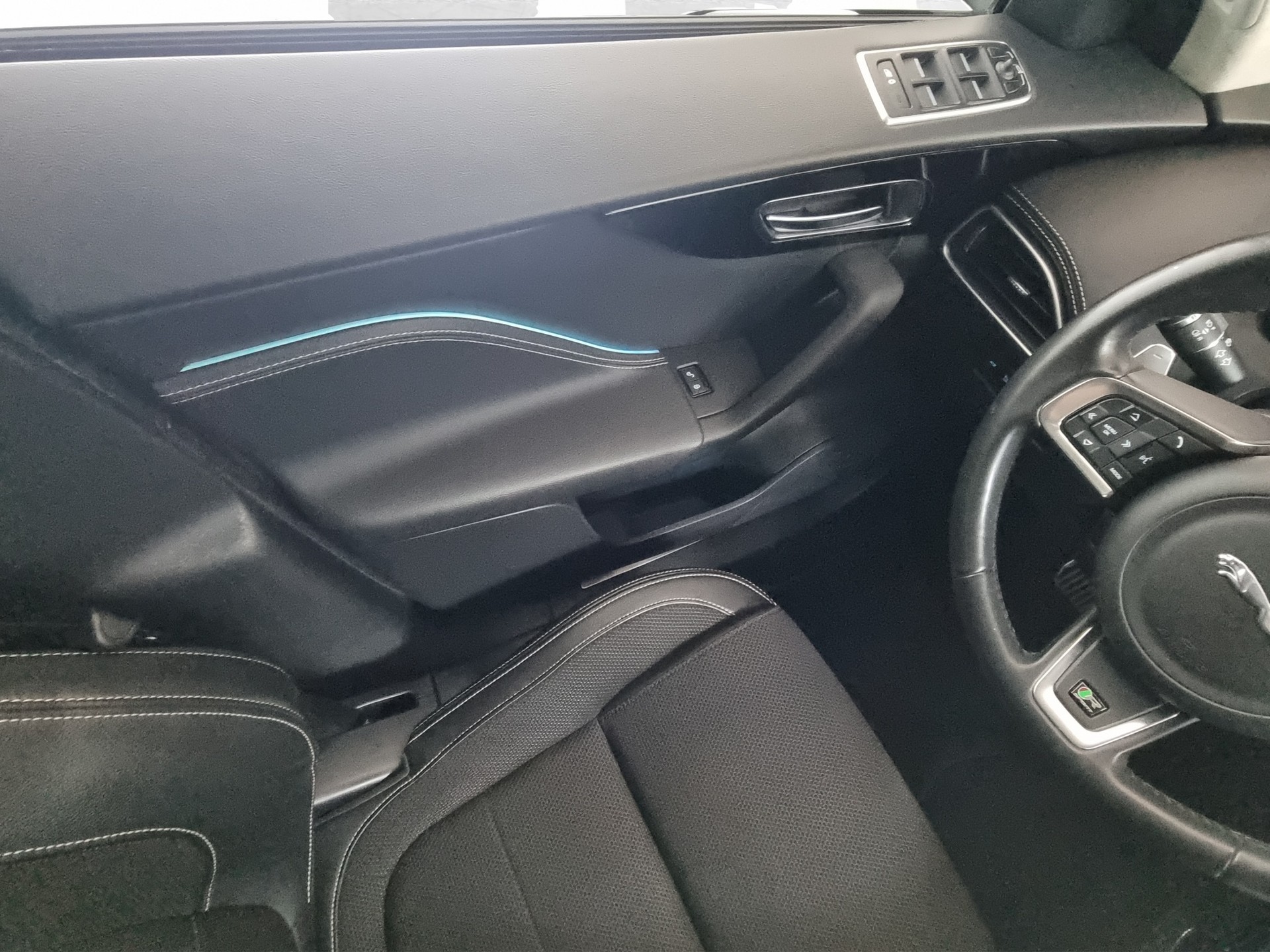 JAGUAR F-Pace 2.0 T 250 R-Sport AWD-image-11