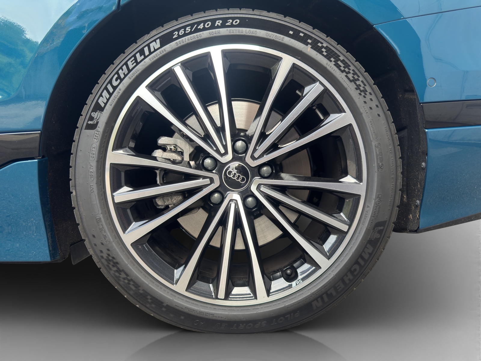 AUDI A6 Sportback e-tron quattro-image-14