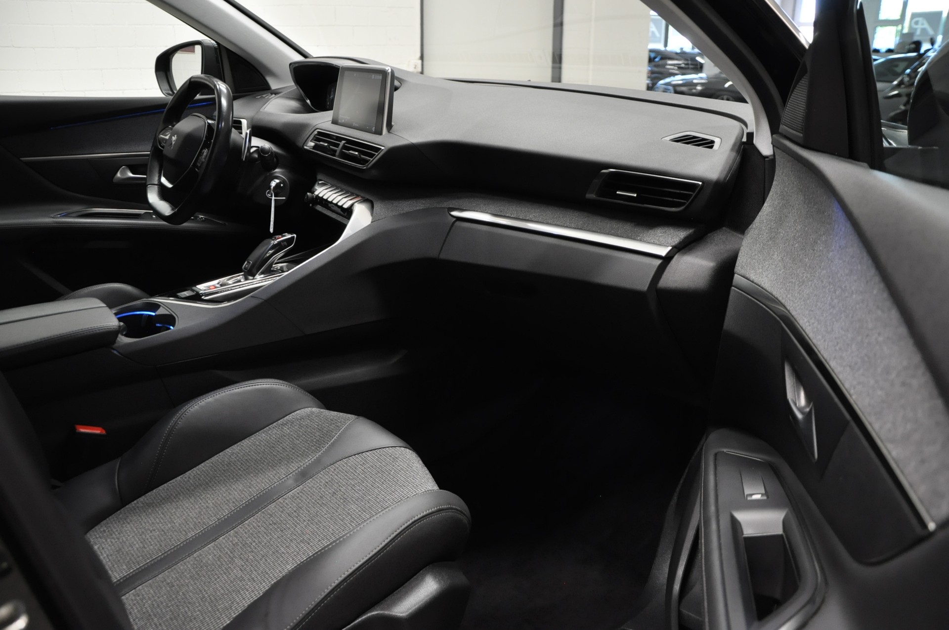 PEUGEOT 3008 1.5 BlueHDi Business Line EAT-image-12