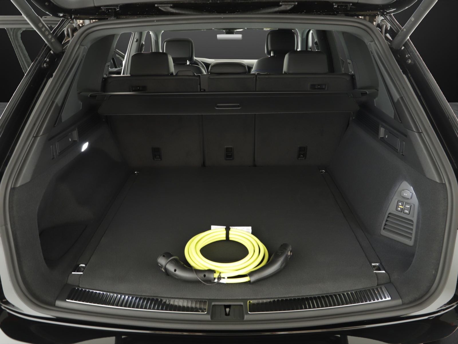 VW Touareg 3.0 TSI eHybrid R Tiptronic-image-11