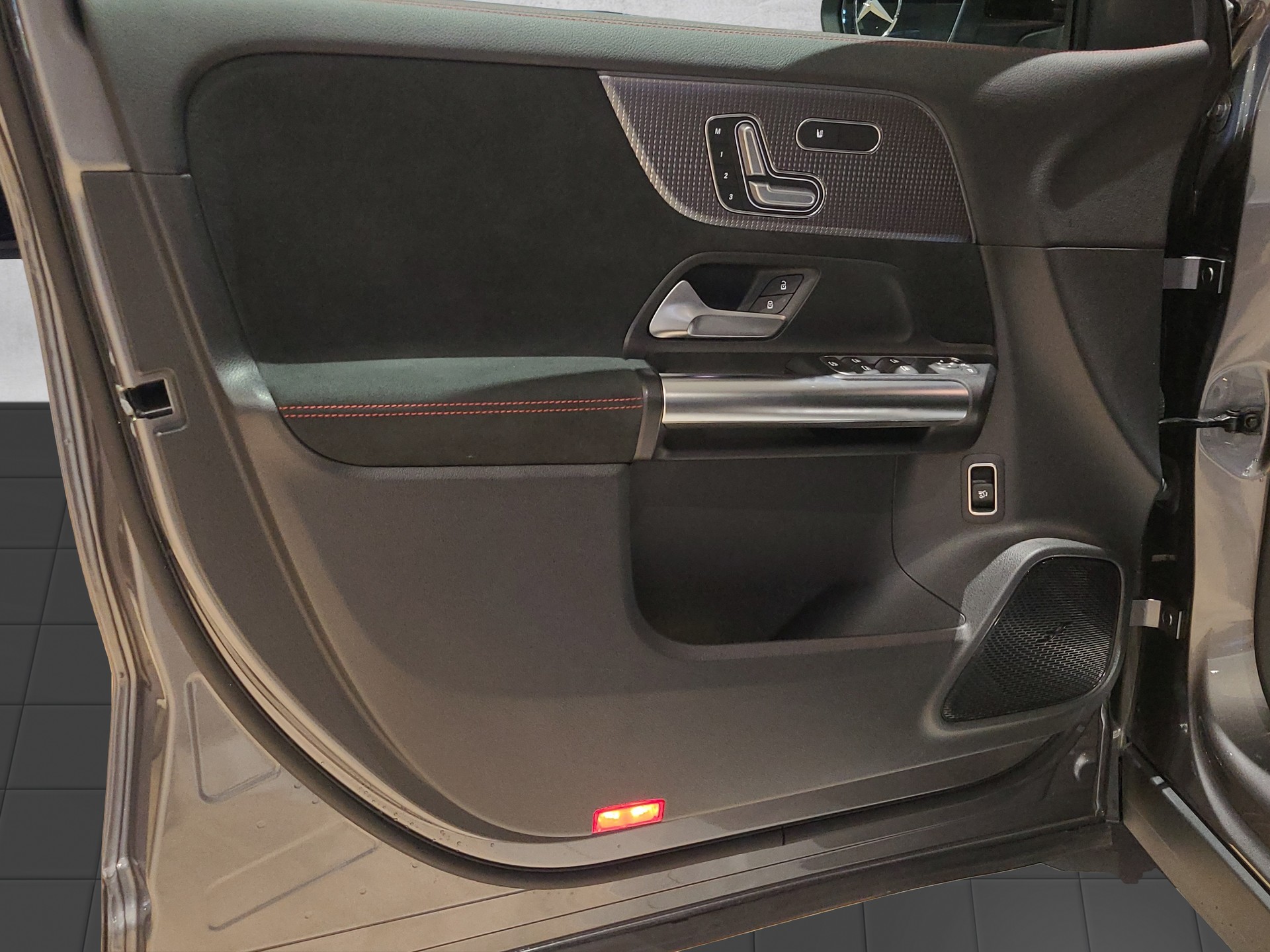 MERCEDES-BENZ EQA 300 AMG 4M Swiss Star-image-9