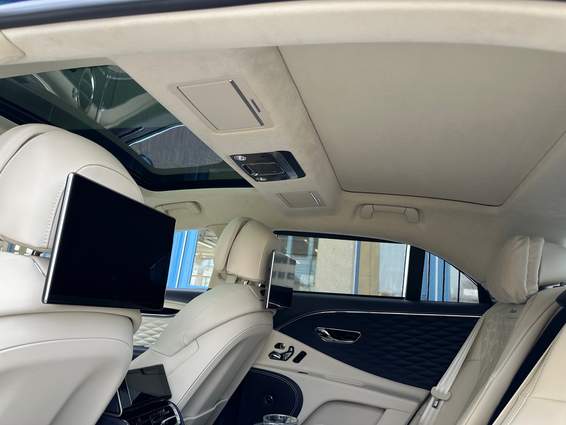 BENTLEY 4.0 V8 Azure-image-7