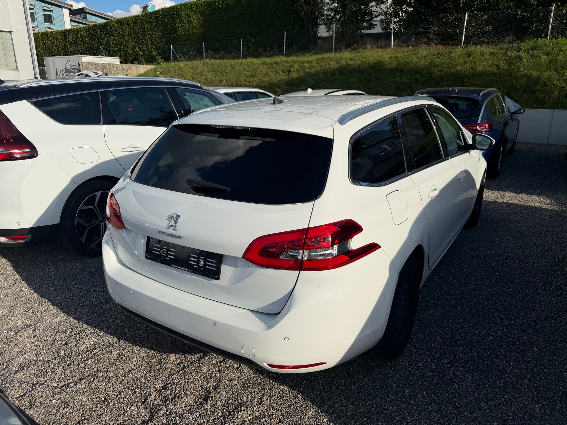 PEUGEOT 308 SW 1.5 BlueHDI Allure Line EAT8-image-2