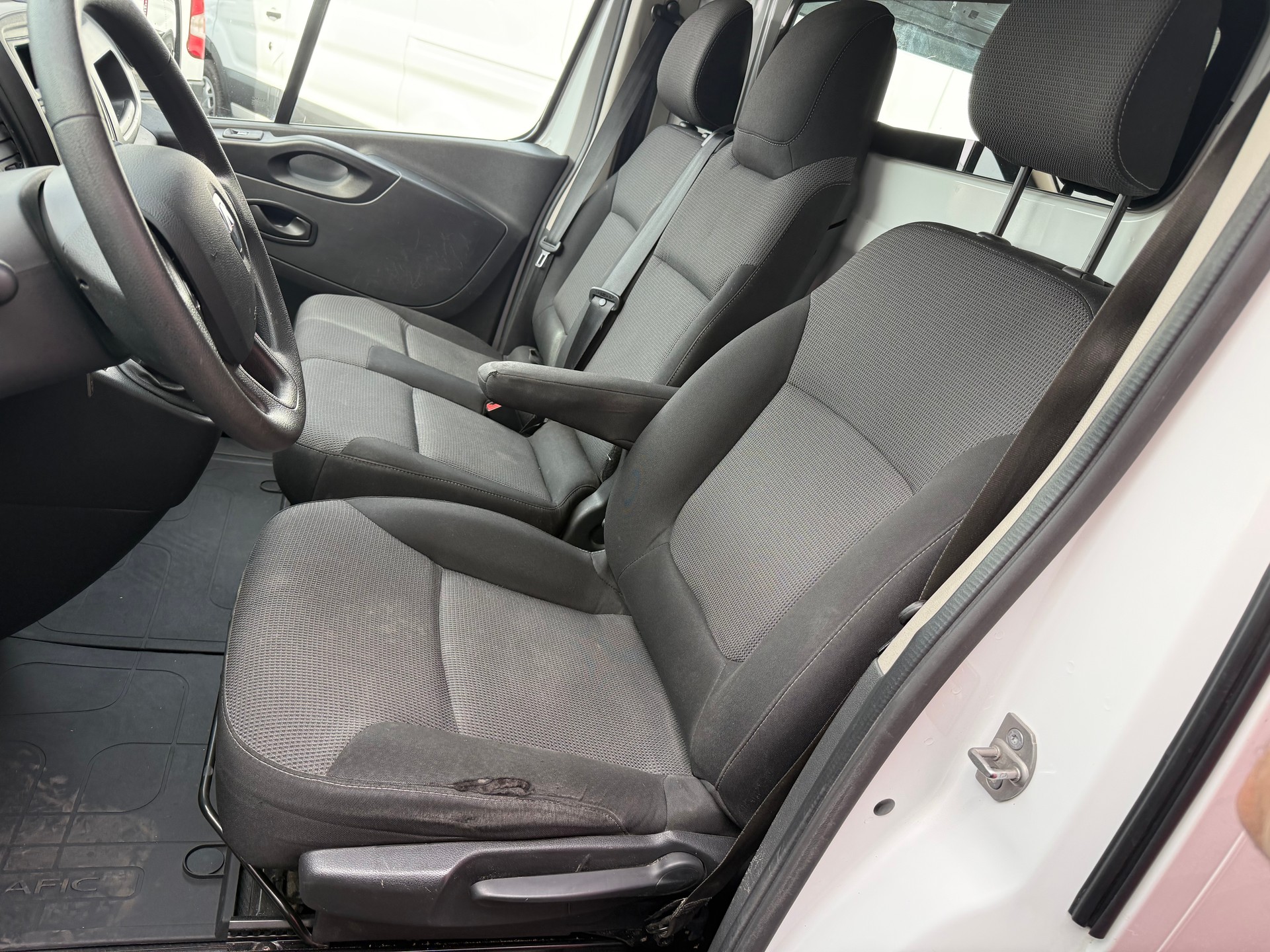 RENAULT Trafic 2.0 dCi 120 3.0t Access L2H1-image-7