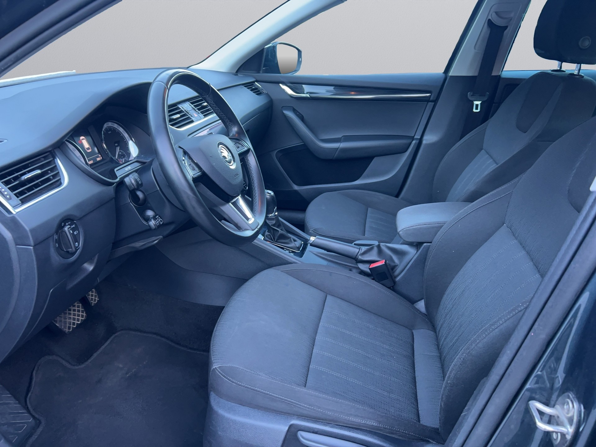 SKODA Octavia Combi 2.0 TDI 4x4 DSG-image-10