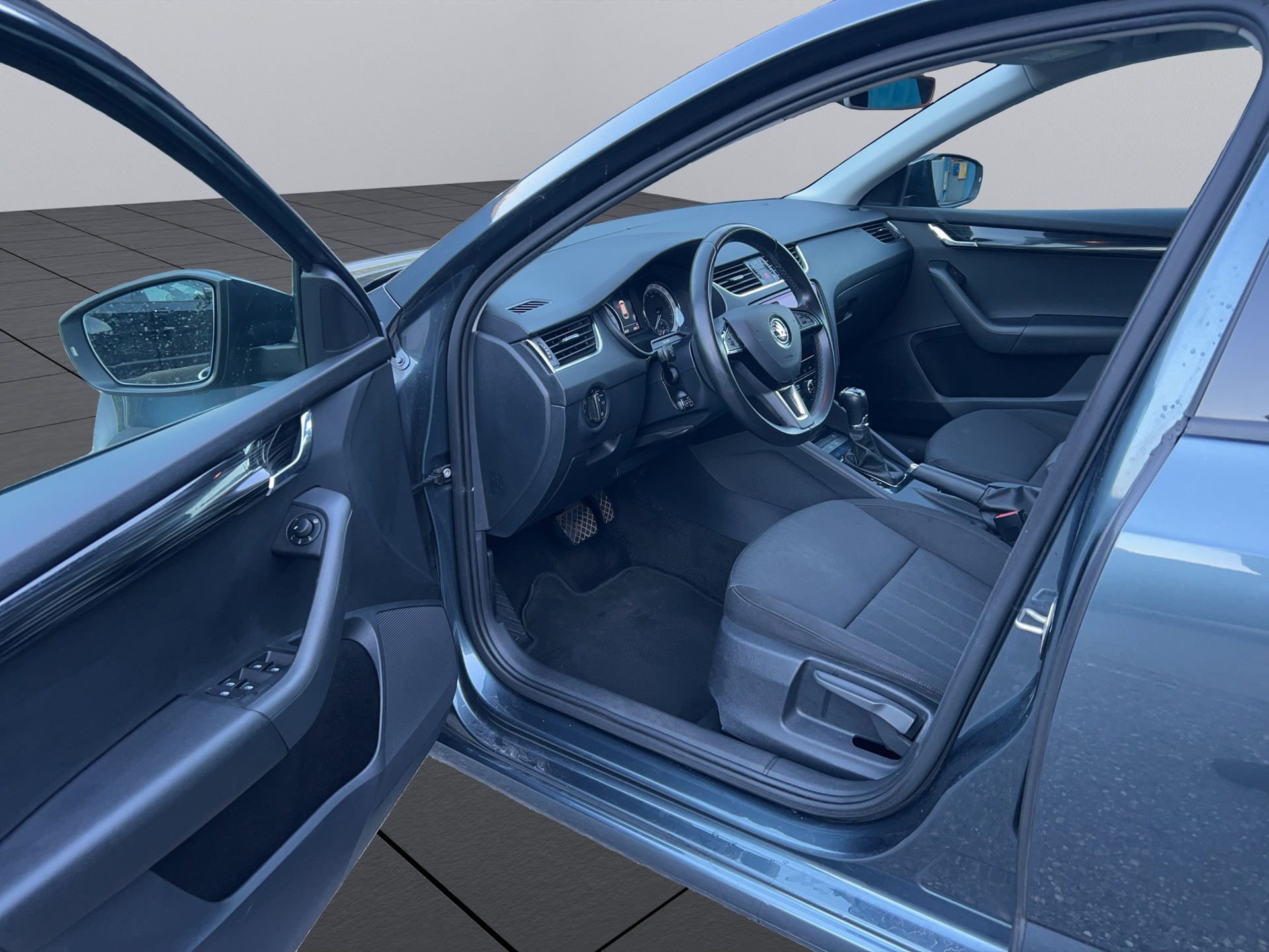 SKODA Octavia Combi 2.0 TDI 4x4 DSG-image-9