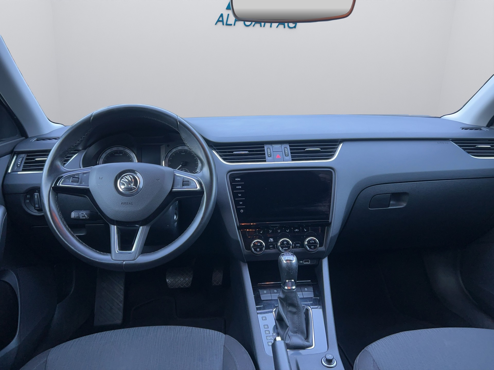 SKODA Octavia Combi 2.0 TDI 4x4 DSG-image-11