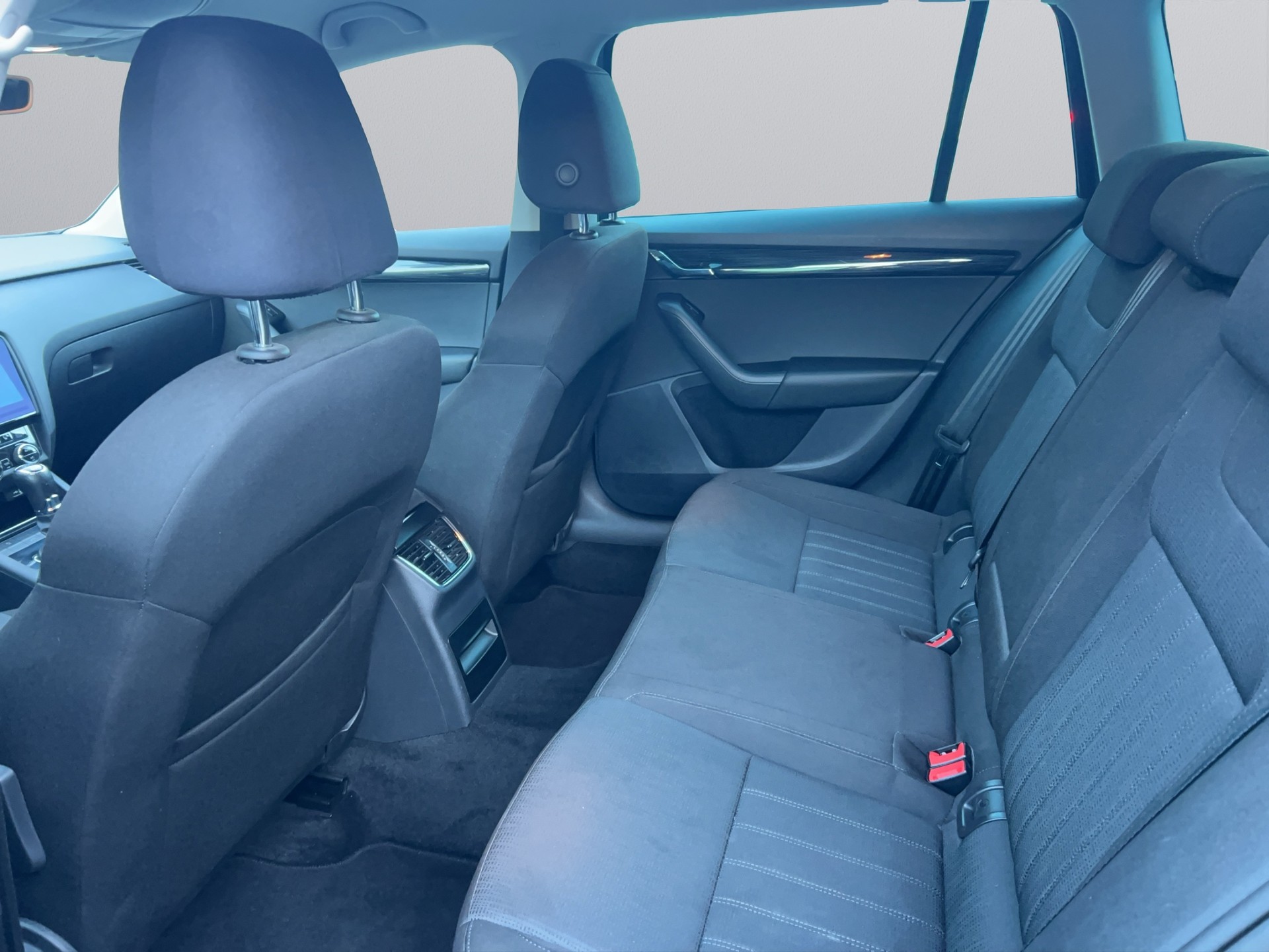 SKODA Octavia Combi 2.0 TDI 4x4 DSG-image-12