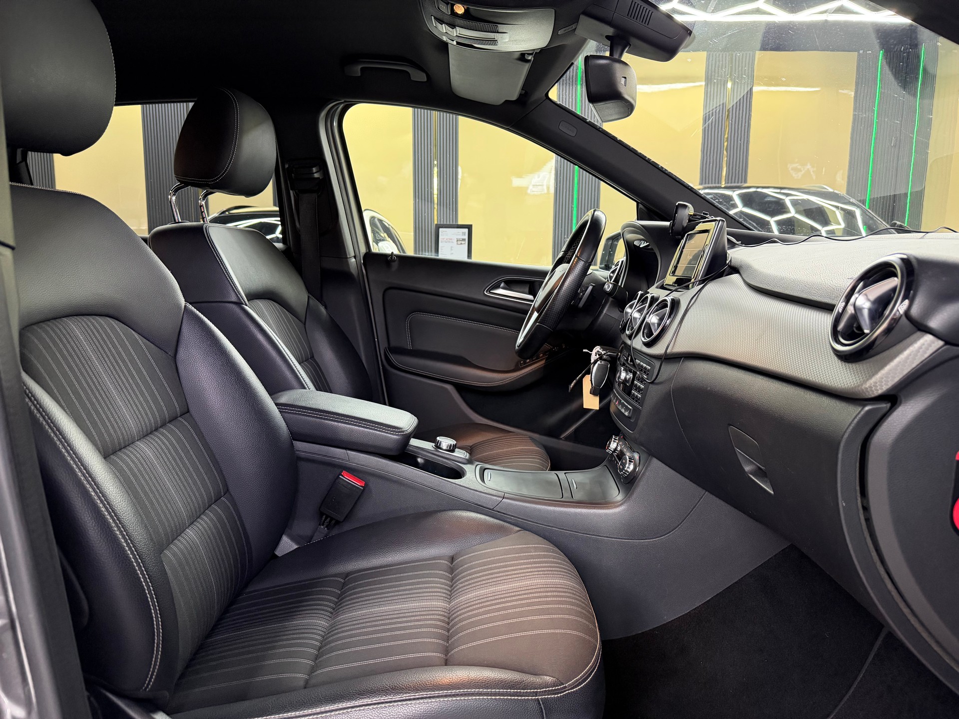 MERCEDES-BENZ B 200 7G-DCT-image-11